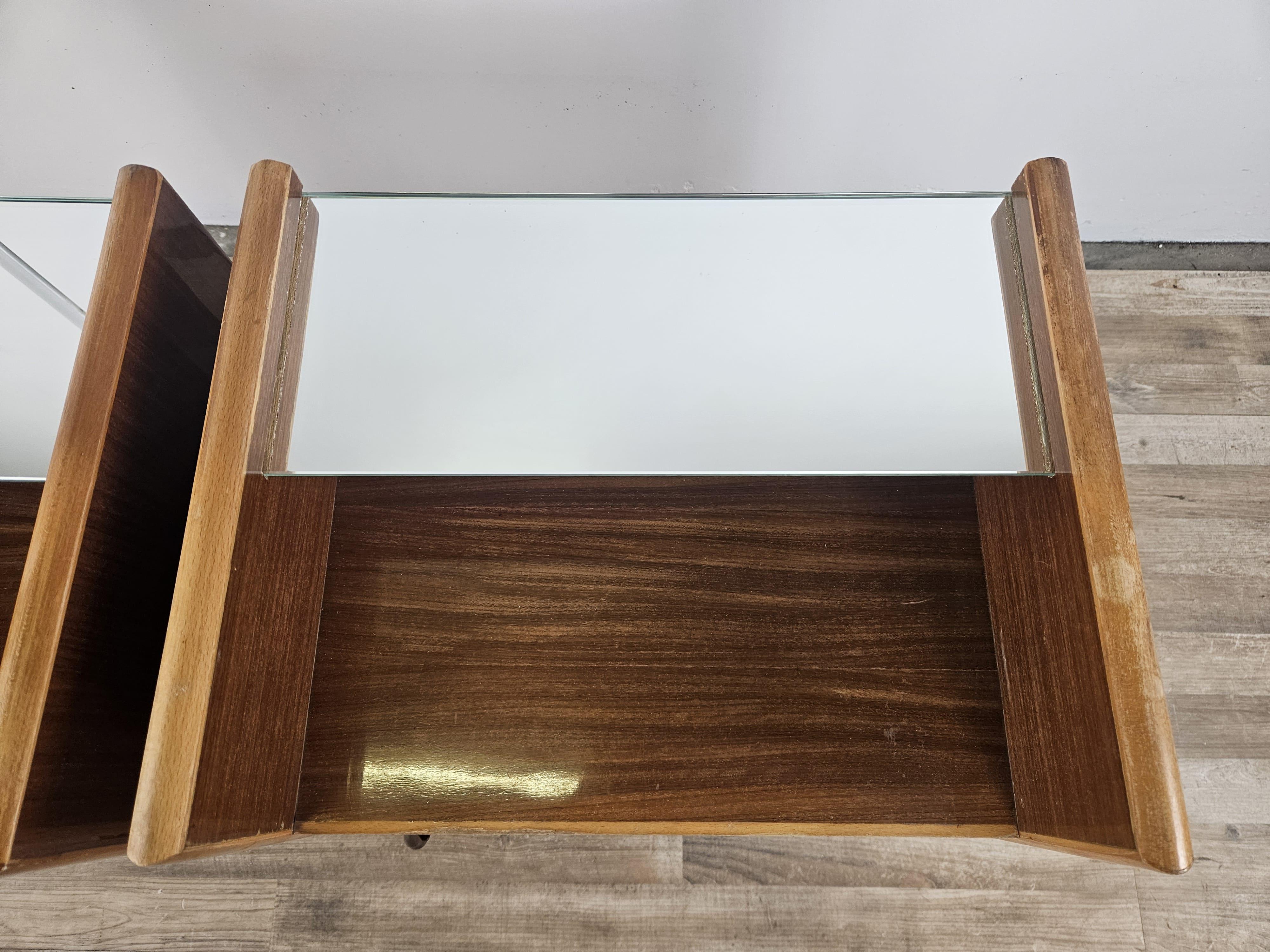 Tables de chevet Mid Century en bois et érable avec miroirs en vente 1