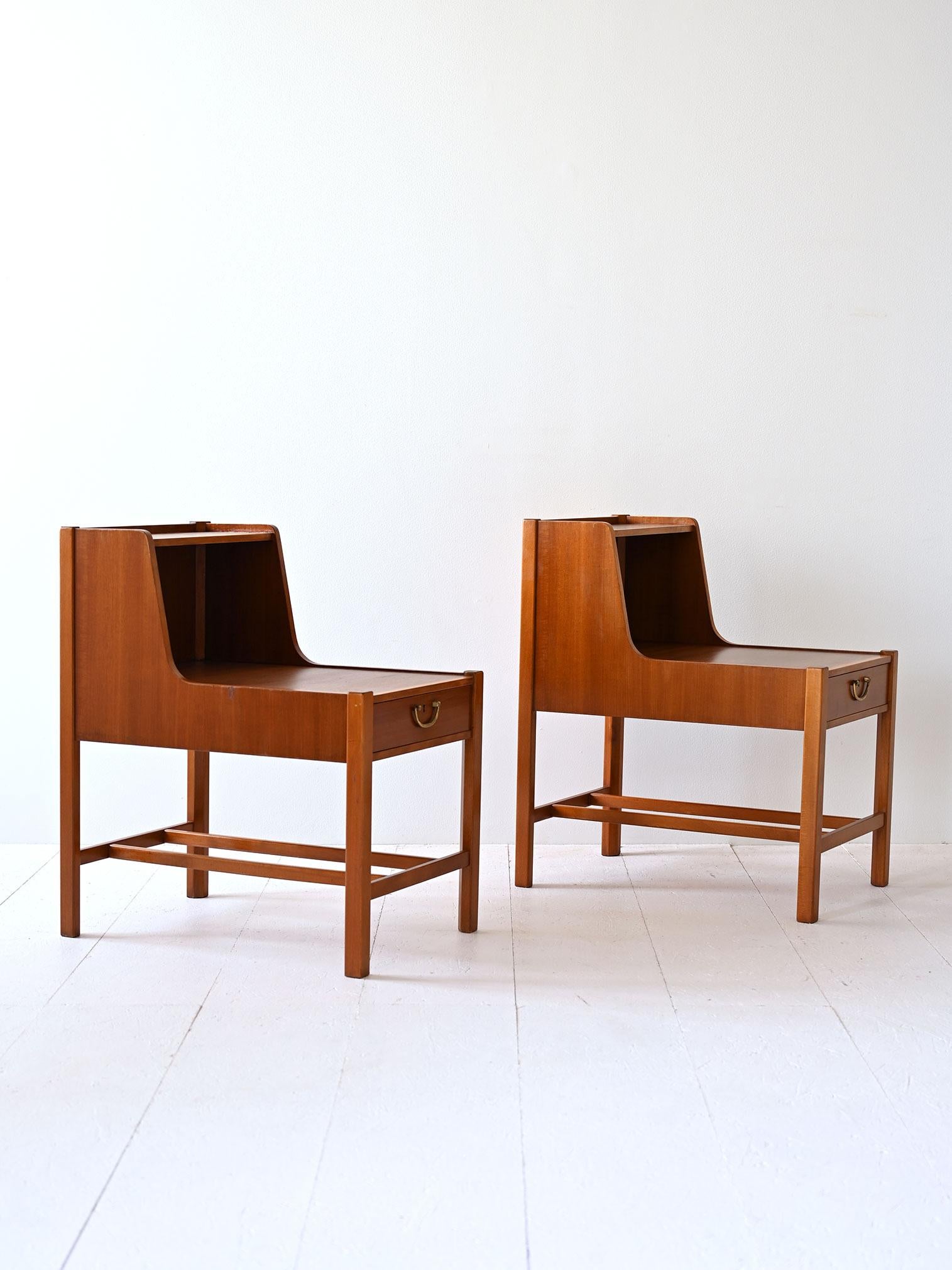 Scandinavo moderno Comodini scandinavi anni '60 con piano doppio in vendita