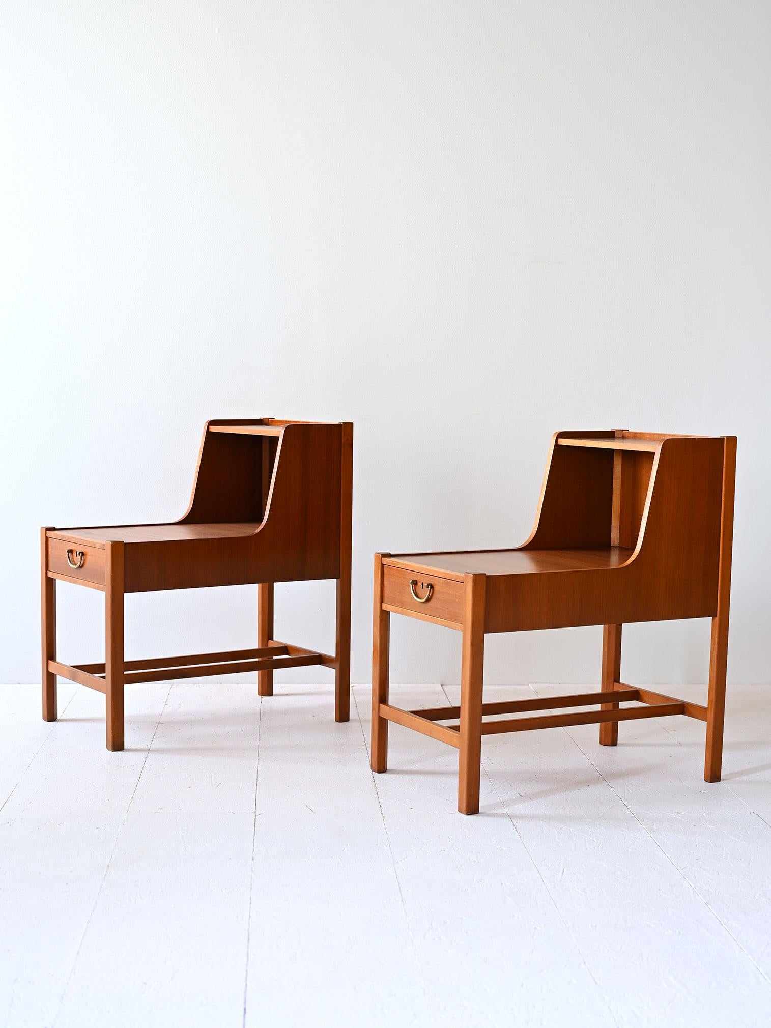 Scandinavian Comodini scandinavi anni '60 con piano doppio in vendita