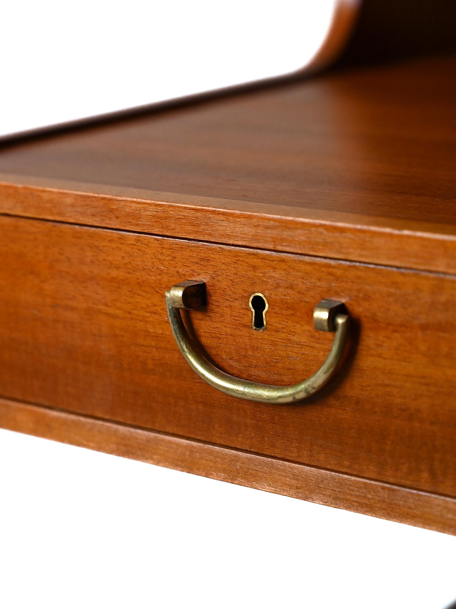 Mid-20th Century Comodini scandinavi anni '60 con piano doppio in vendita