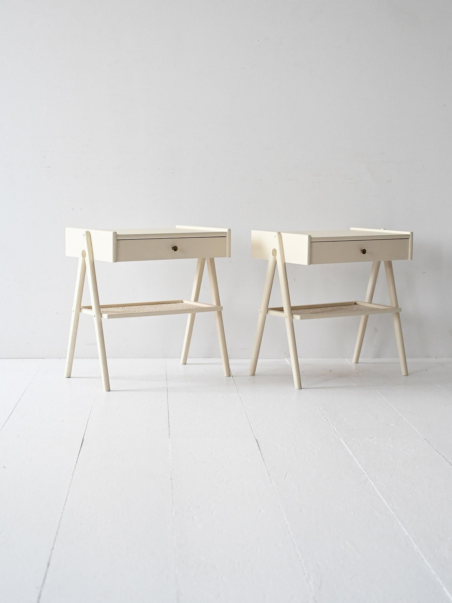 Scandinavo moderno Comodini scandinavi bianchi con mensola in paglia di Vienna in vendita