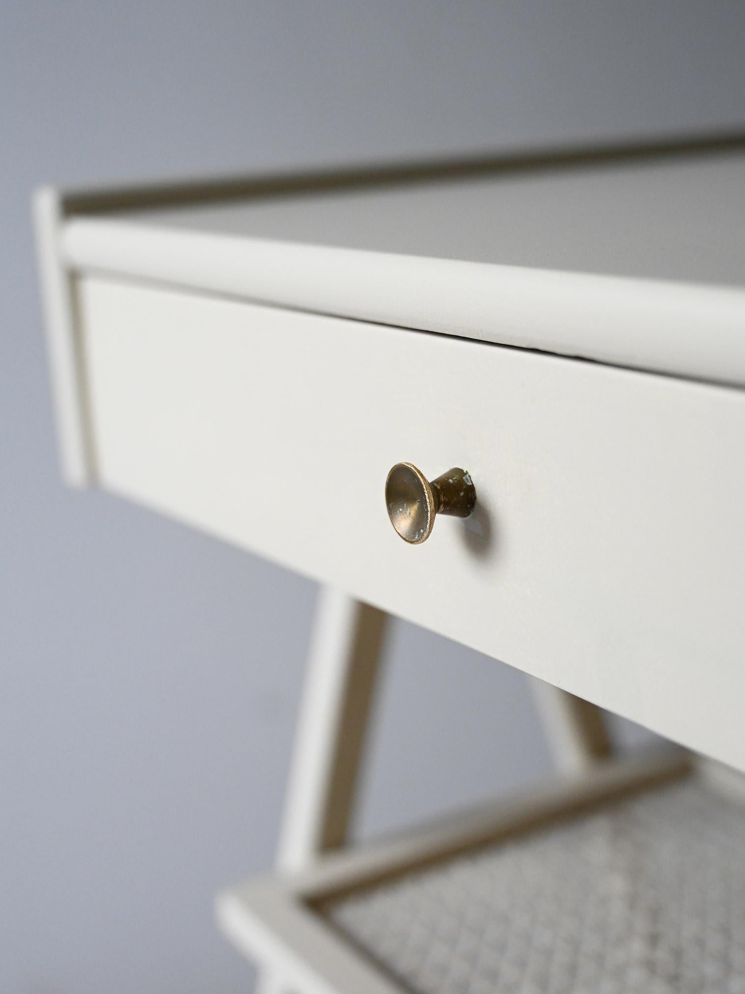 Legno Comodini scandinavi bianchi con mensola in paglia di Vienna in vendita