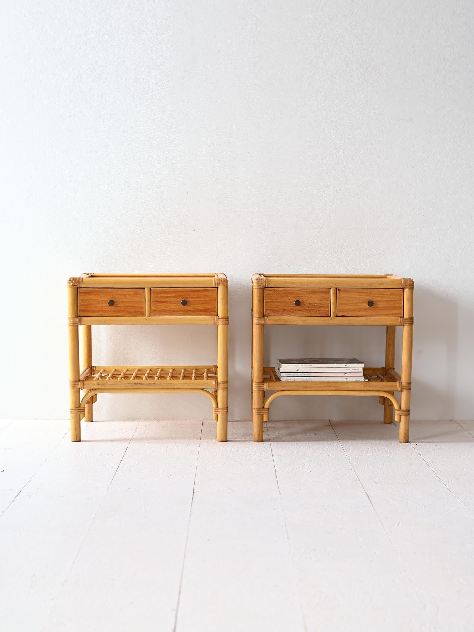 Cette paire de tables de chevet vintage de style oriental allie l'élégance du teck au charme naturel du bambou. Chaque table de chevet comporte deux petits tiroirs à boutons noirs et un porte-revues. 

Ces tables de chevet sont parfaites pour ceux