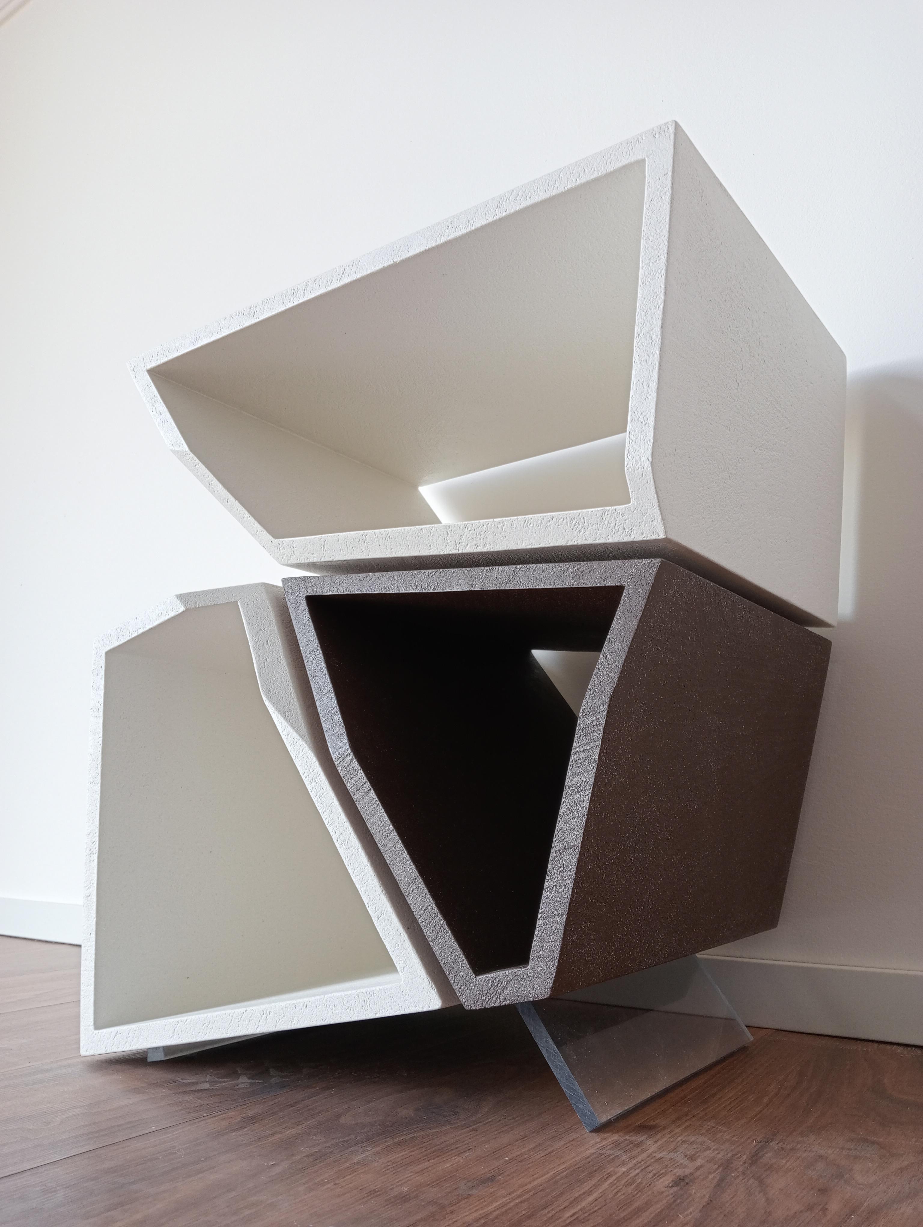 Il Comodino “ALMA” è un pezzo di design Italiano realizzato in legno e rifinito con un rivestimento in pasta di resina. La sua presenza è equiparabile ad un’opera d’arte e valorizza l’ambiente dove viene collocato in modo unico. È interamente fatto