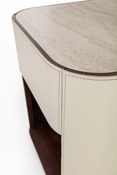 Comodino Alma rivestito in cuoio con top in marmo Travertino opaco