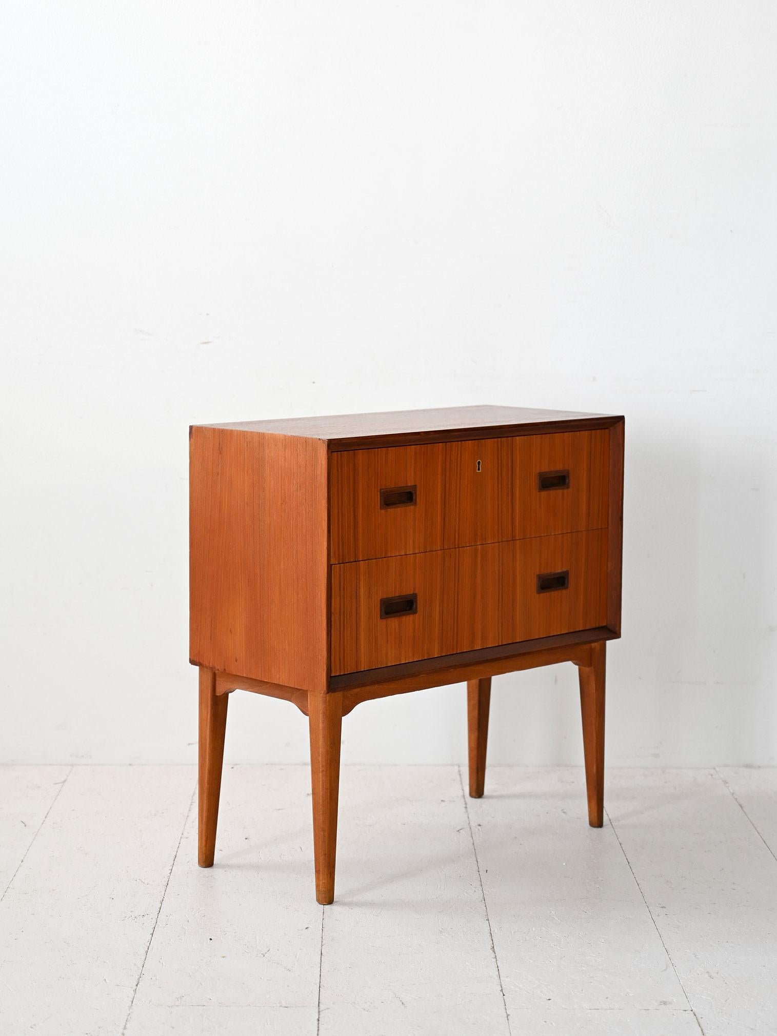 Scandinavian Comodino anni '50 in teak con cassetti