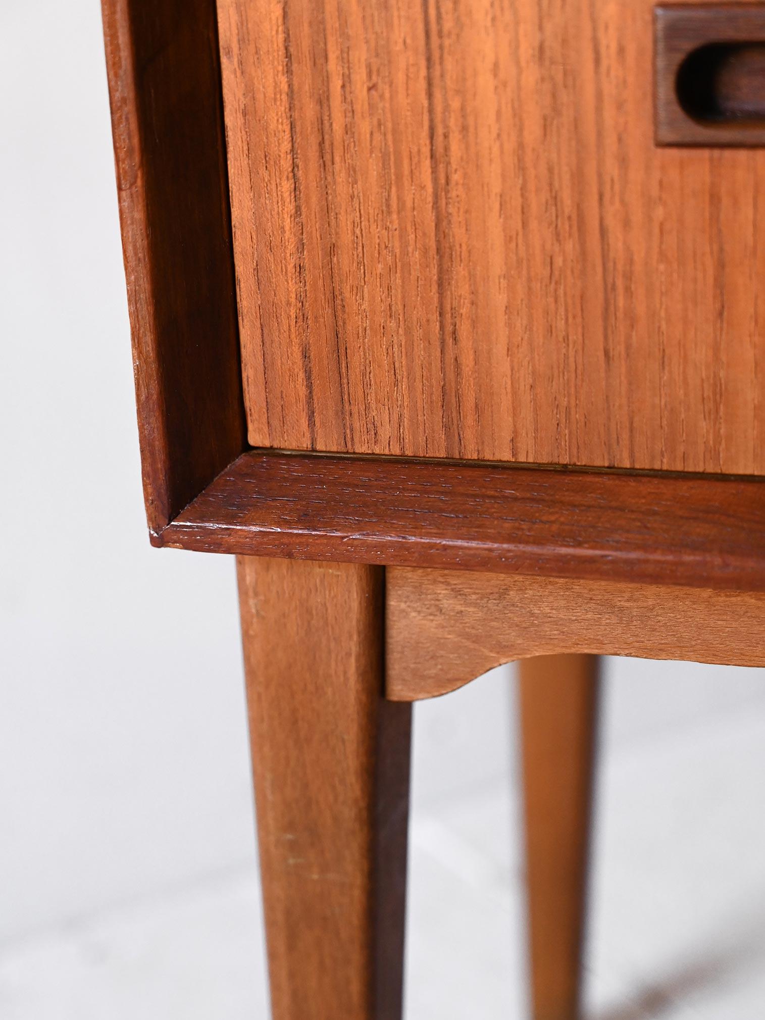 Comodino anni '50 in teak con cassetti In Good Condition In Brescia, IT