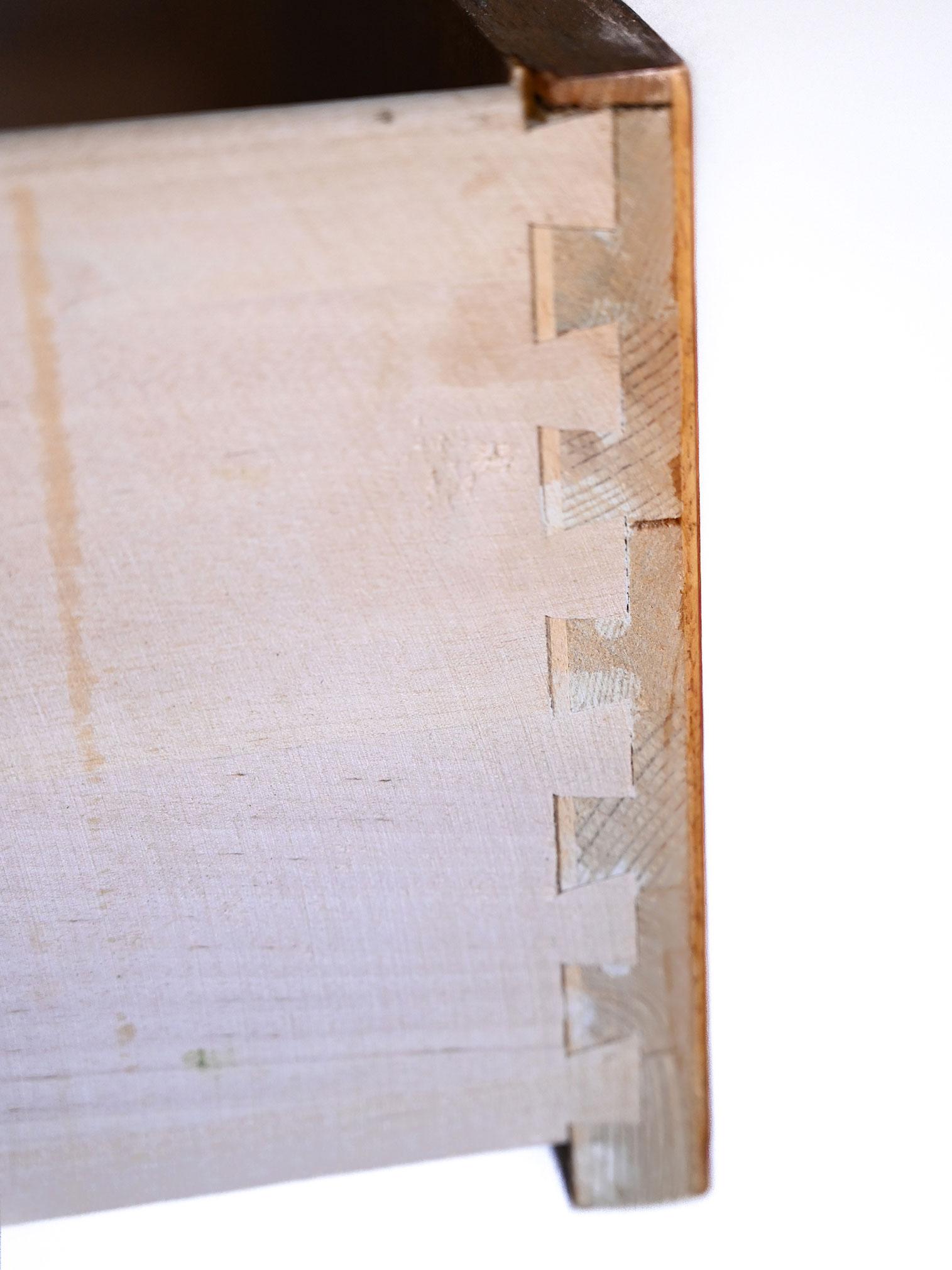 Birch Comodino anni '50 in teak con cassetti