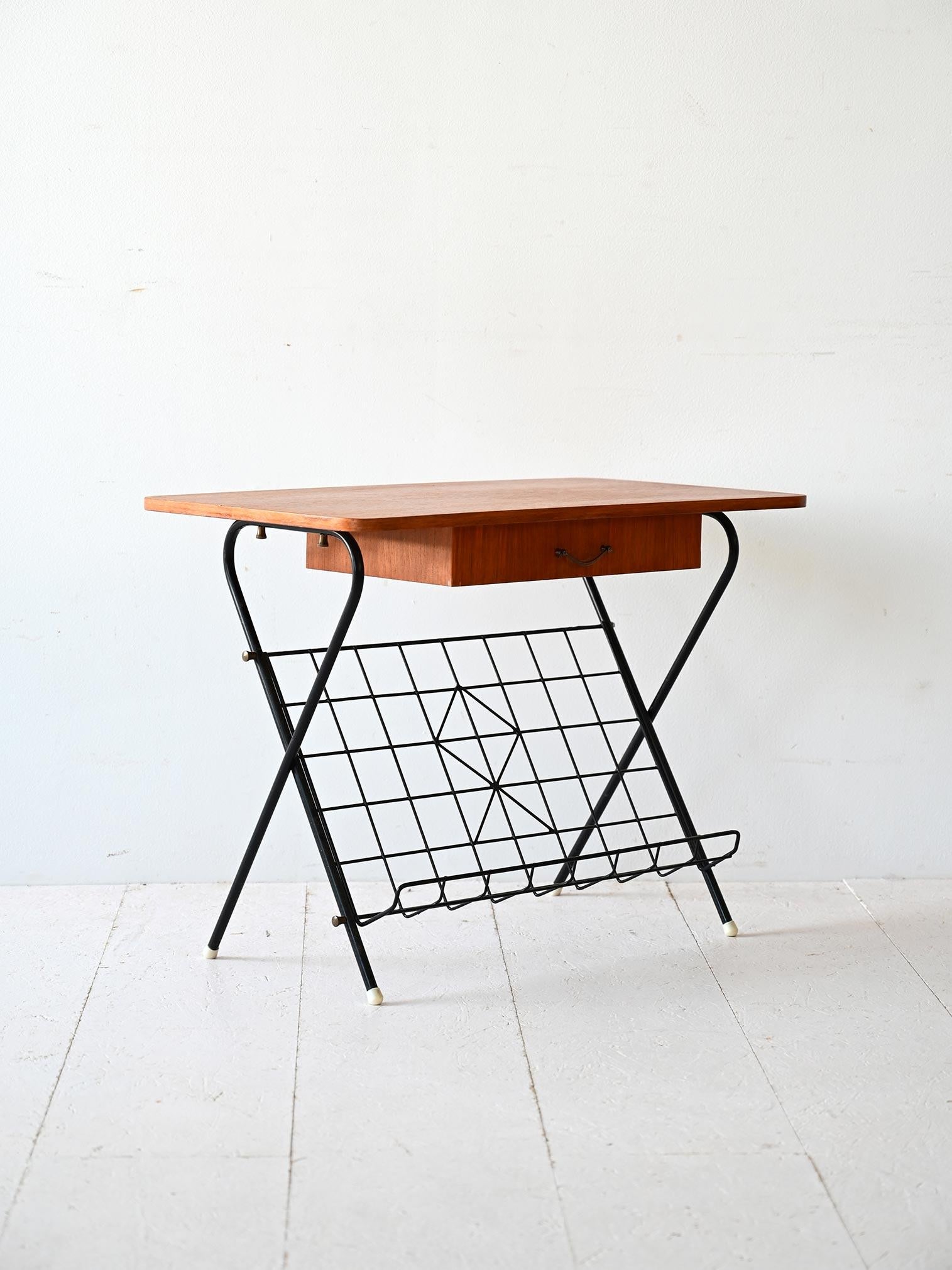 1960er Nachttisch mit Metallbeinen (Skandinavische Moderne) im Angebot