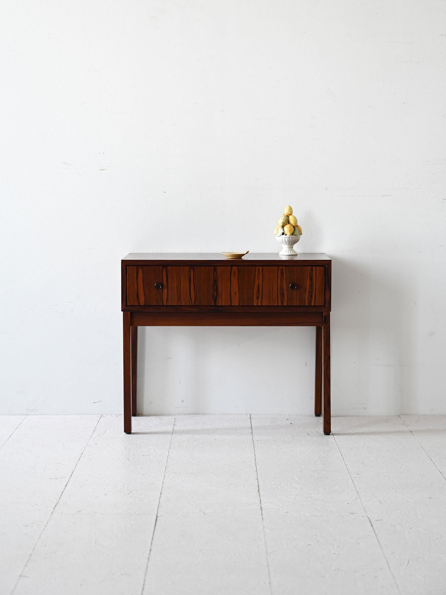 Comodino scandinavo vintage con cassetto con pomelli e gambe squadrate. 

Le venature del legno e le linee essenziali lo rendono un pezzo d'arredo elegante e senza tempo. Buone condizioni. Potrebbe presentare dei segni del tempo. Per piacere presta