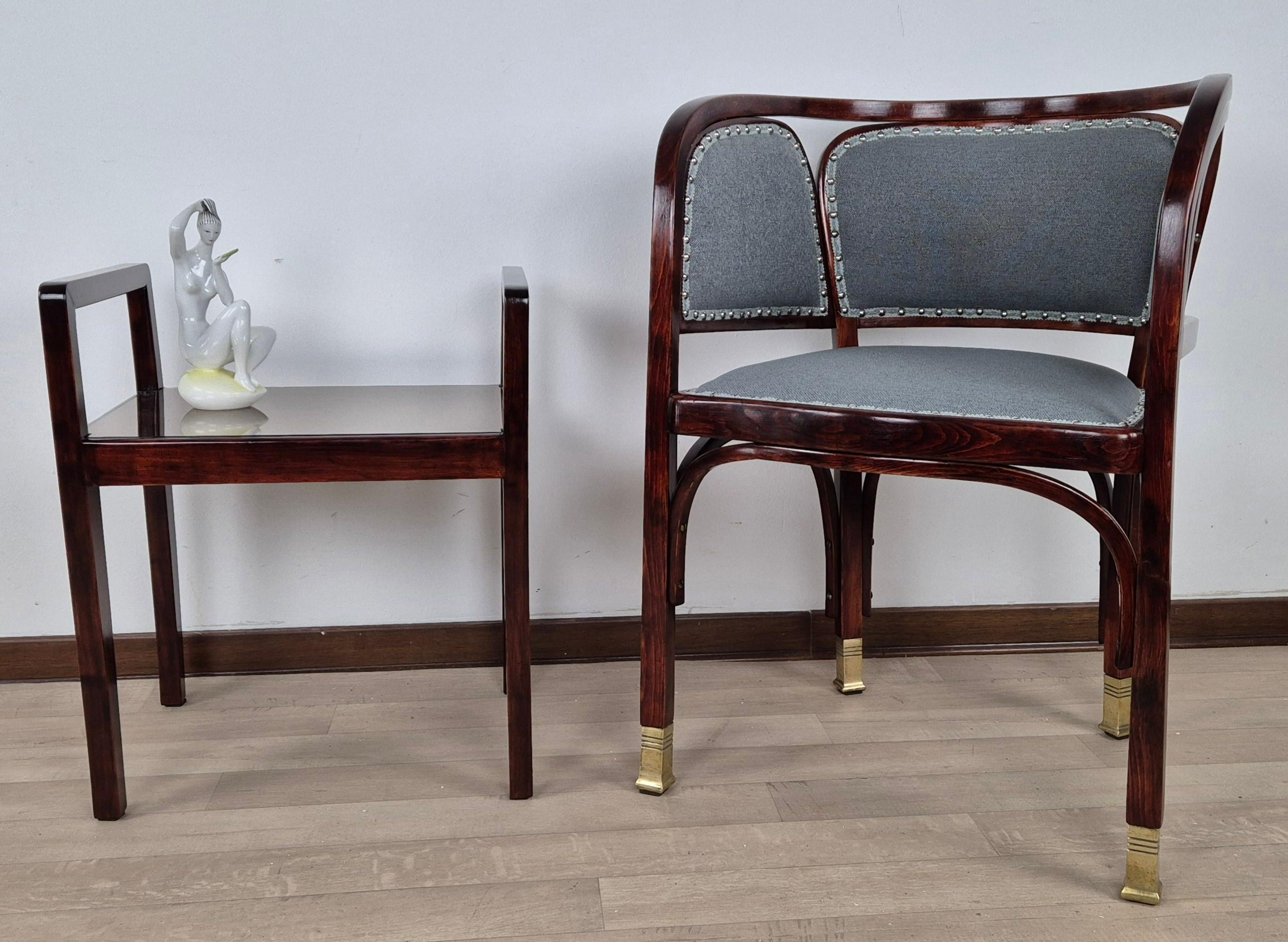 Essentieller und eleganter Art Deco Minimalist Nachttisch aus Palisanderholz mit seltenem bronziertem Spiegel.
Man beachte die großartige Arbeit der Glasmachermeister beim Schneiden und Einpassen des Spiegels in die verschiedenen Ecken des