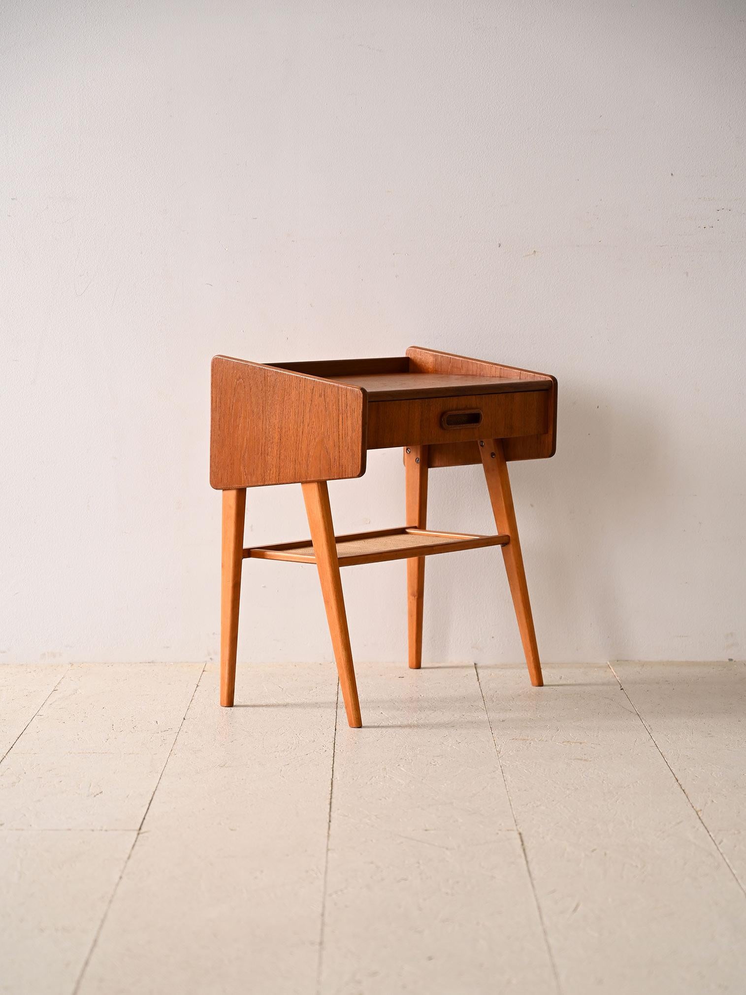 Scandinave moderne Table de chevet avec porte-revues en rotin en vente