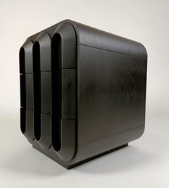 Comodino Arcate, in legno di frassino a poro aperto, di Accardi Buccheri per Medulum