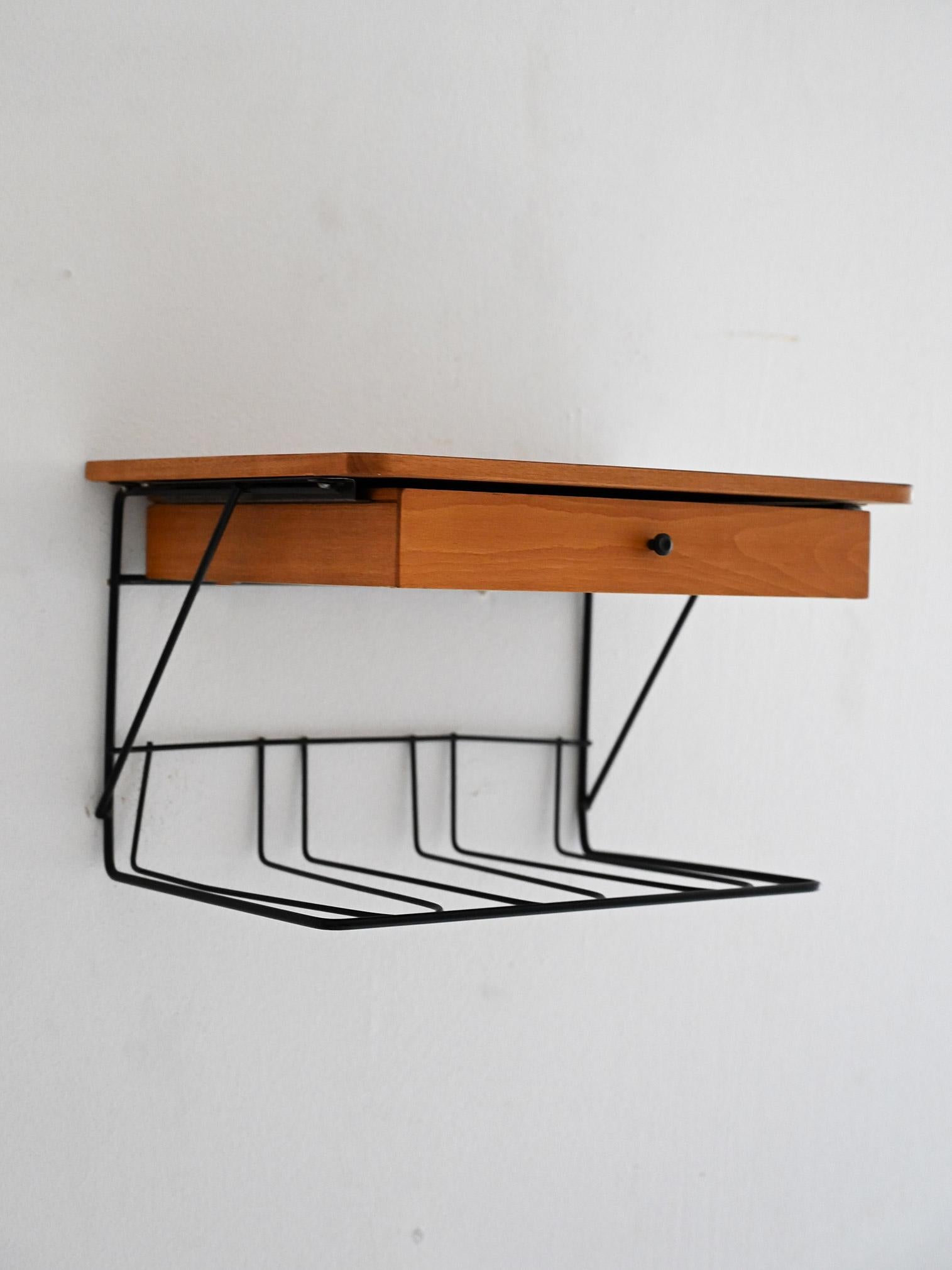 Scandinave moderne Table de chevet scandinave en teck et métal des années 1960 en vente