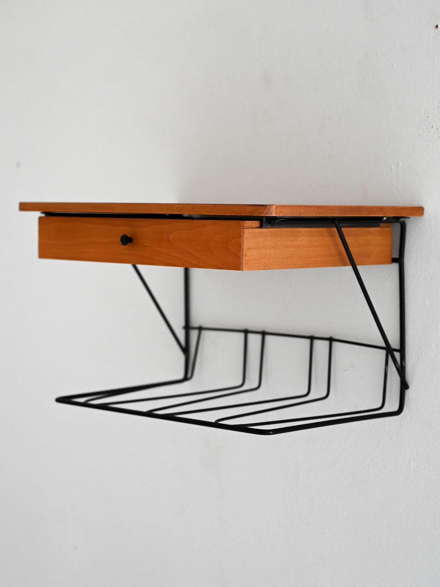 Scandinavian Table de chevet scandinave en teck et métal des années 1960 en vente