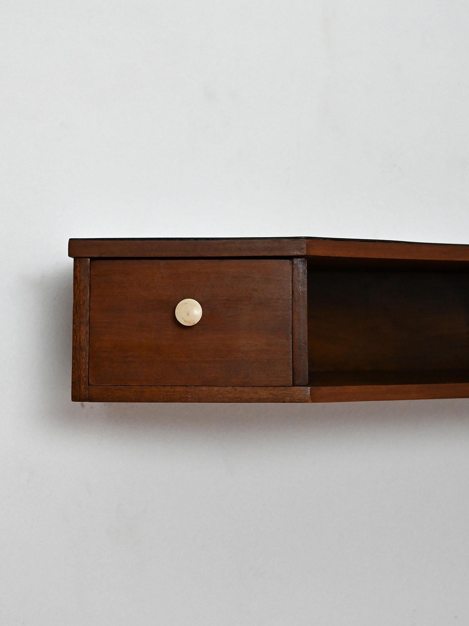 Scandinave moderne Table de chevet scandinave en acajou avec boutons en bakélite en vente
