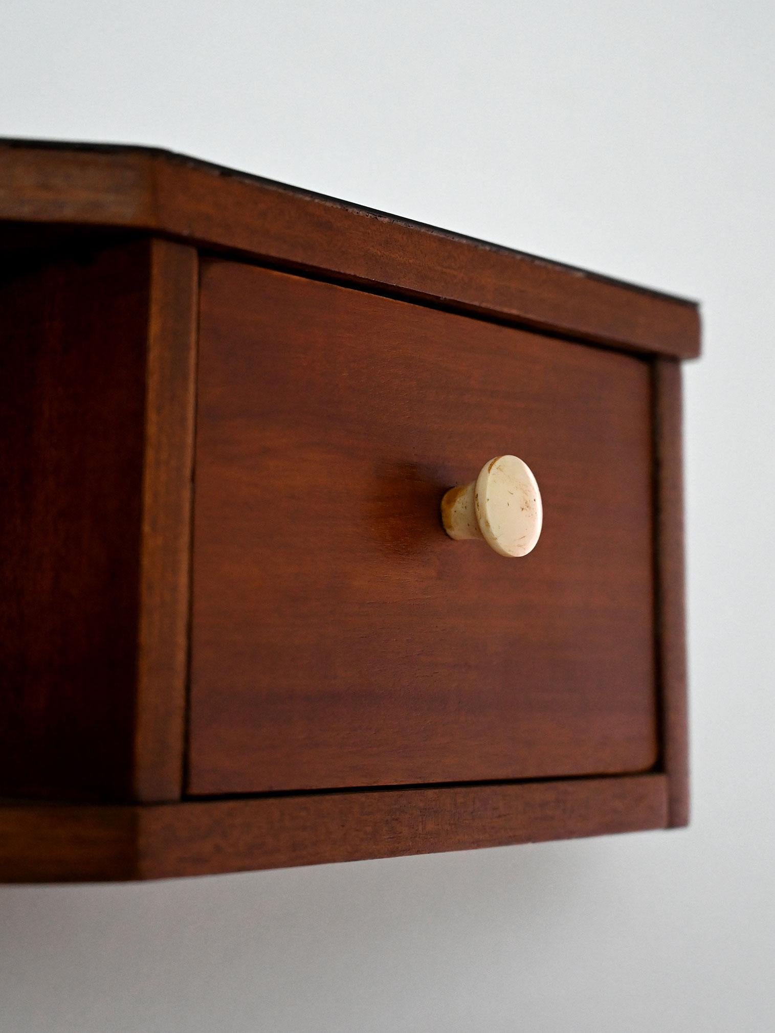 Scandinavian Table de chevet scandinave en acajou avec boutons en bakélite en vente