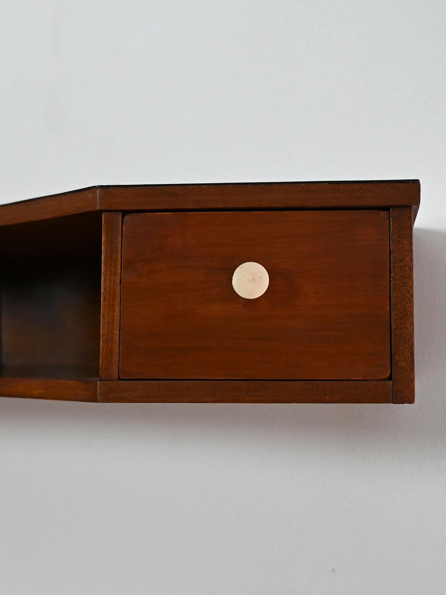 Table de chevet scandinave en acajou avec boutons en bakélite Bon état - En vente à Brescia, IT