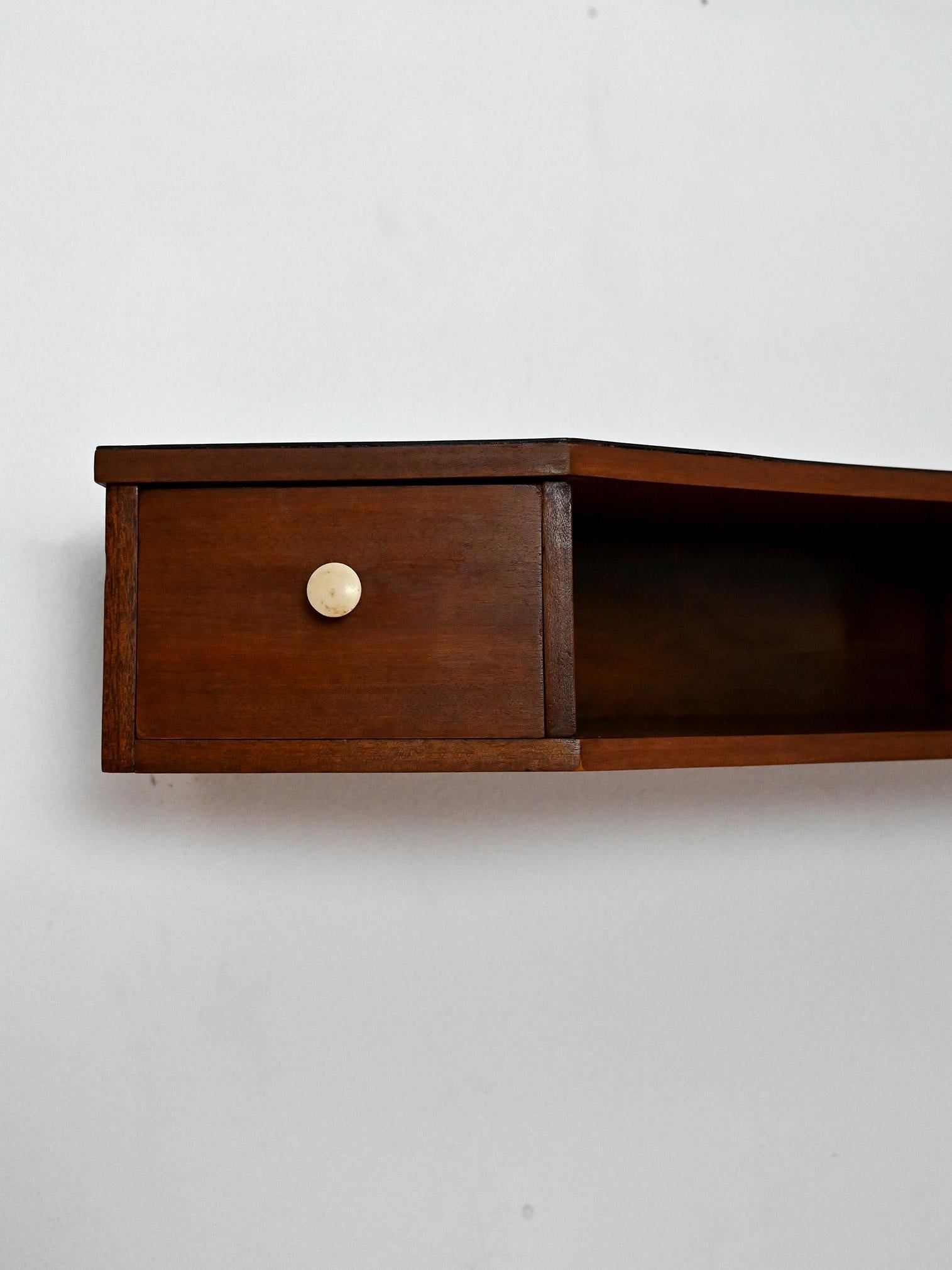 Mid-20th Century Table de chevet scandinave en acajou avec boutons en bakélite en vente