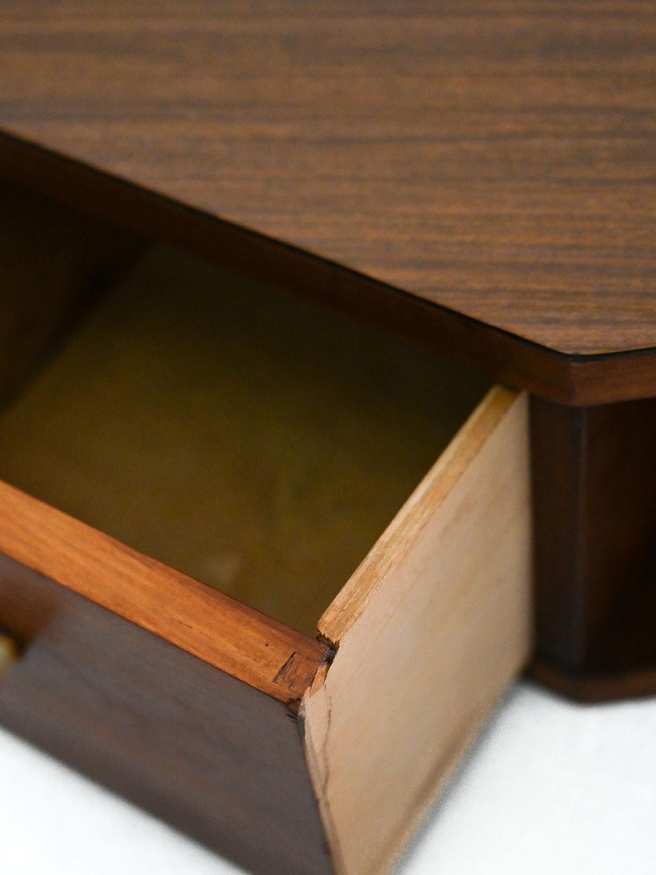 Bakélite Table de chevet scandinave en acajou avec boutons en bakélite en vente