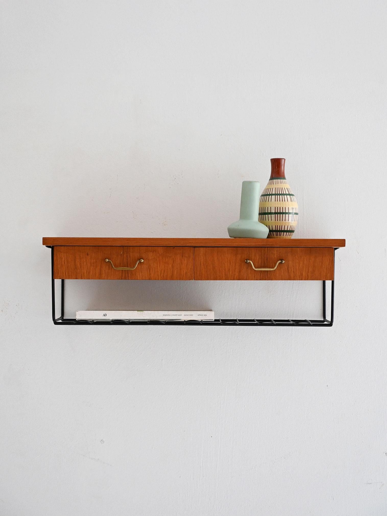 Table de chevet murale scandinave des années 1960 avec deux tiroirs en teck, cadre en métal noir et poignées en laiton.

Élégante table de chevet murale scandinave fabriquée dans les années 1960, avec un cadre en métal noir et deux tiroirs en teck