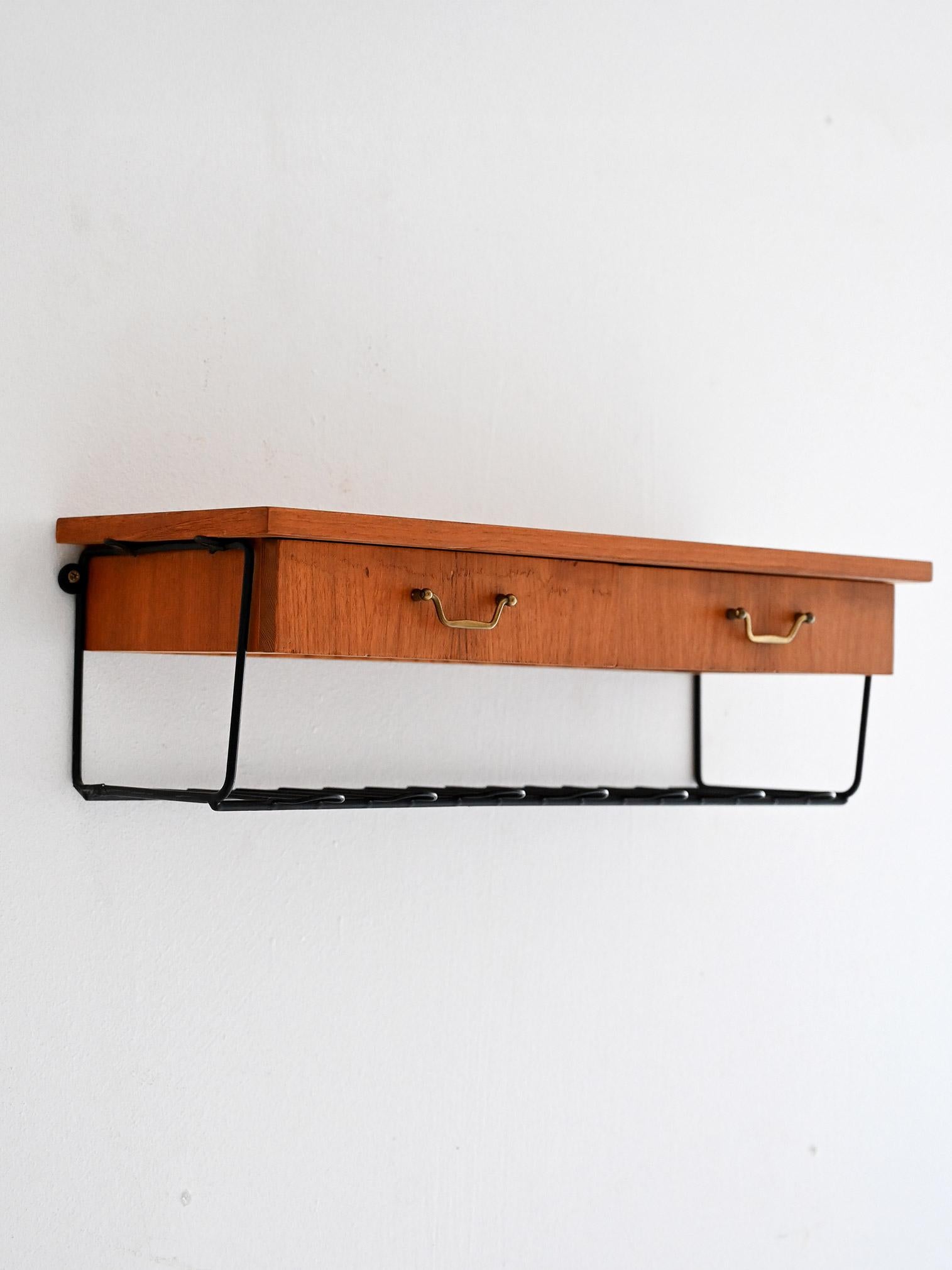 Scandinave moderne Table de chevet murale en teck vintage scandinave avec deux tiroirs en vente