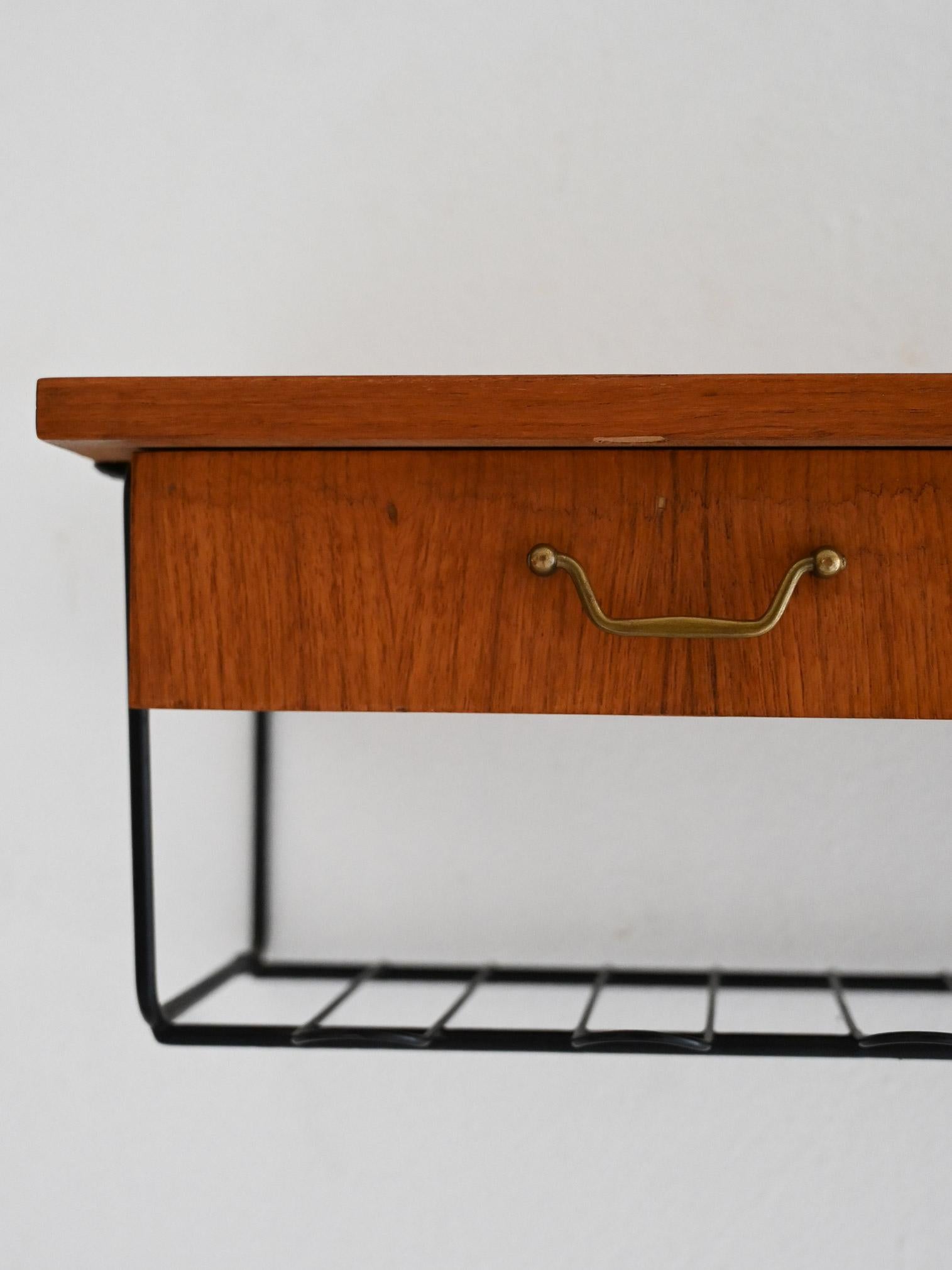 Table de chevet murale en teck vintage scandinave avec deux tiroirs Bon état - En vente à Brescia, IT