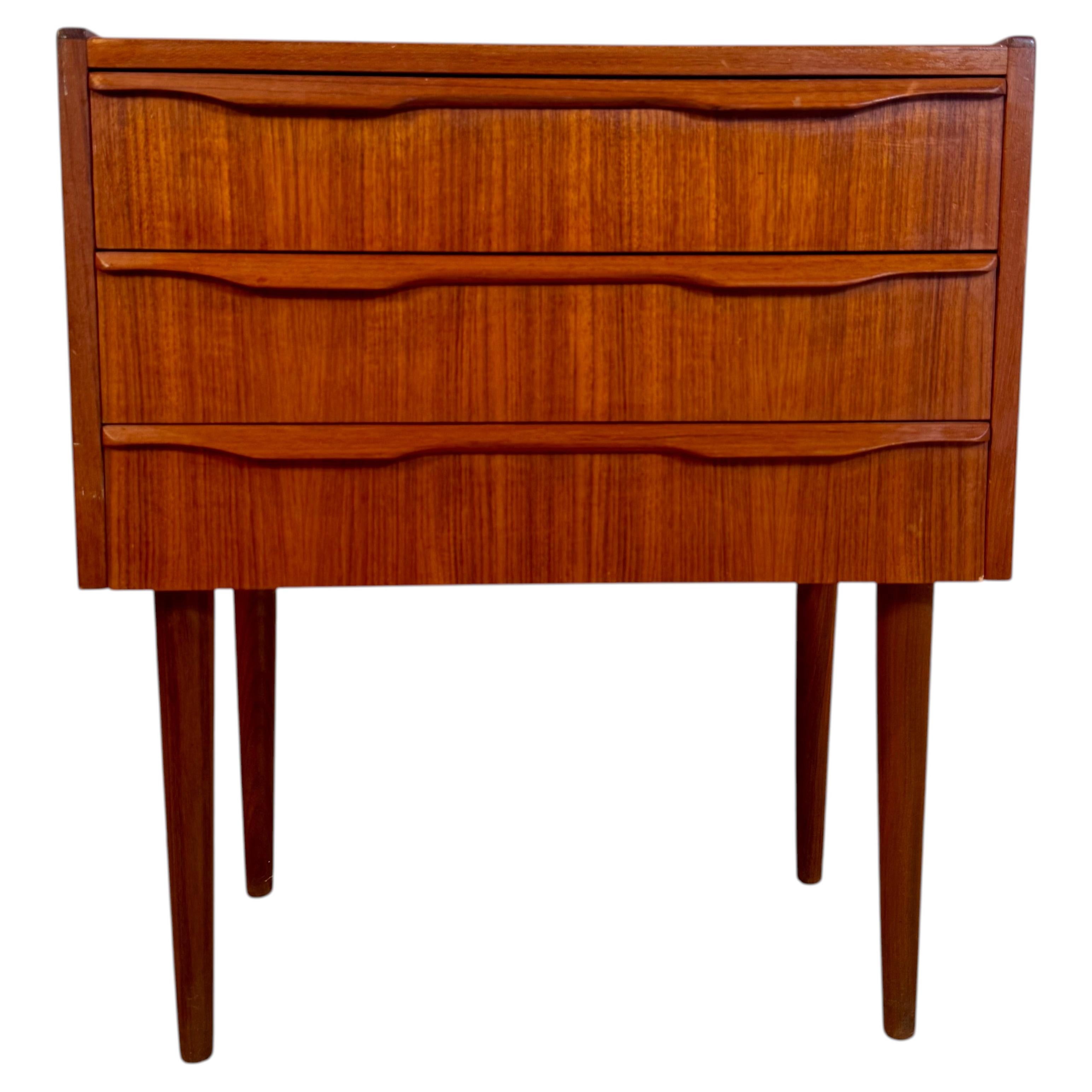 Dänischer Nachttisch aus Teakholz mit drei Schubladen, im skandinavisch-modernen Stil, 1960er Jahre