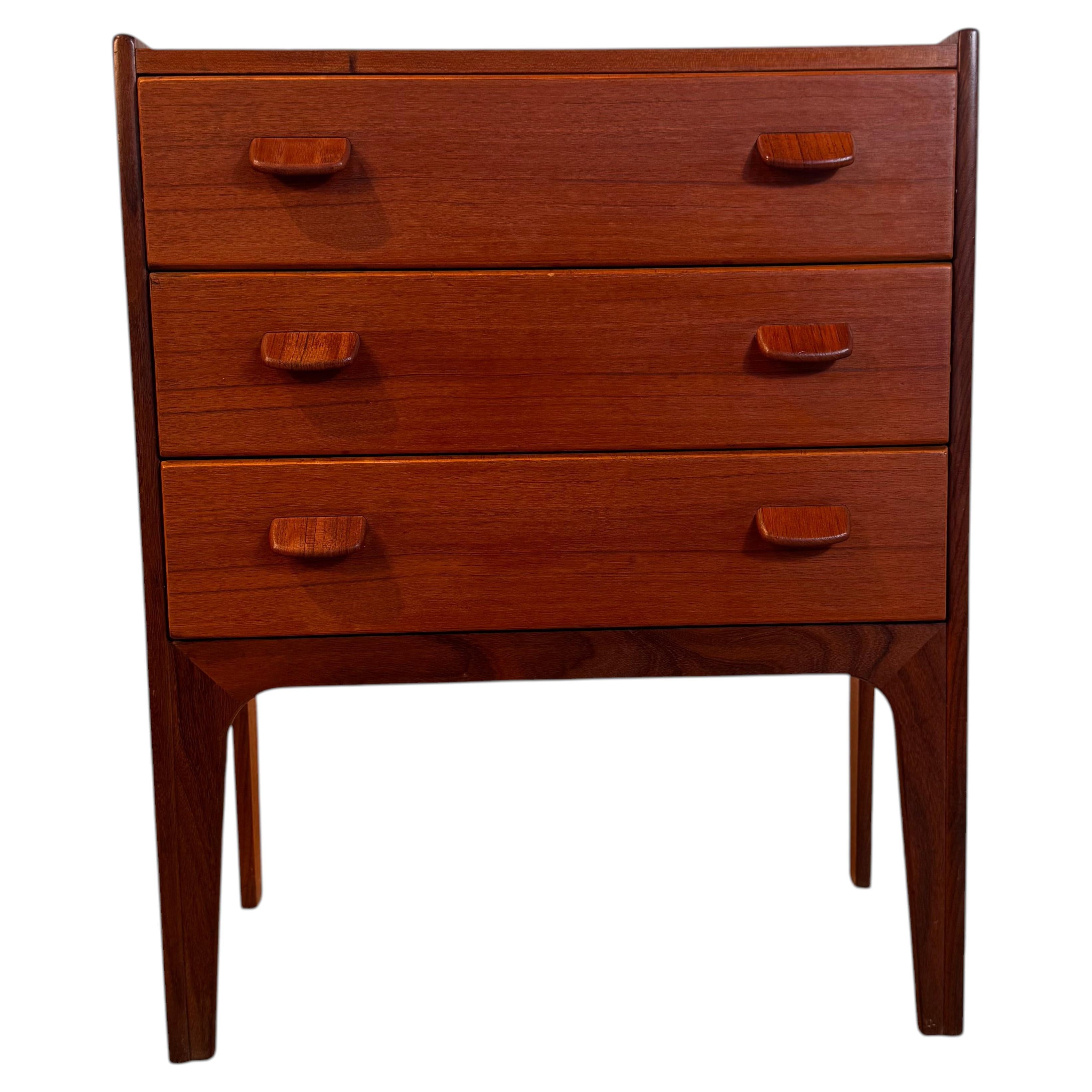 Comodino danese in teak a tre cassetti, Scandinavian Modern anni ’60