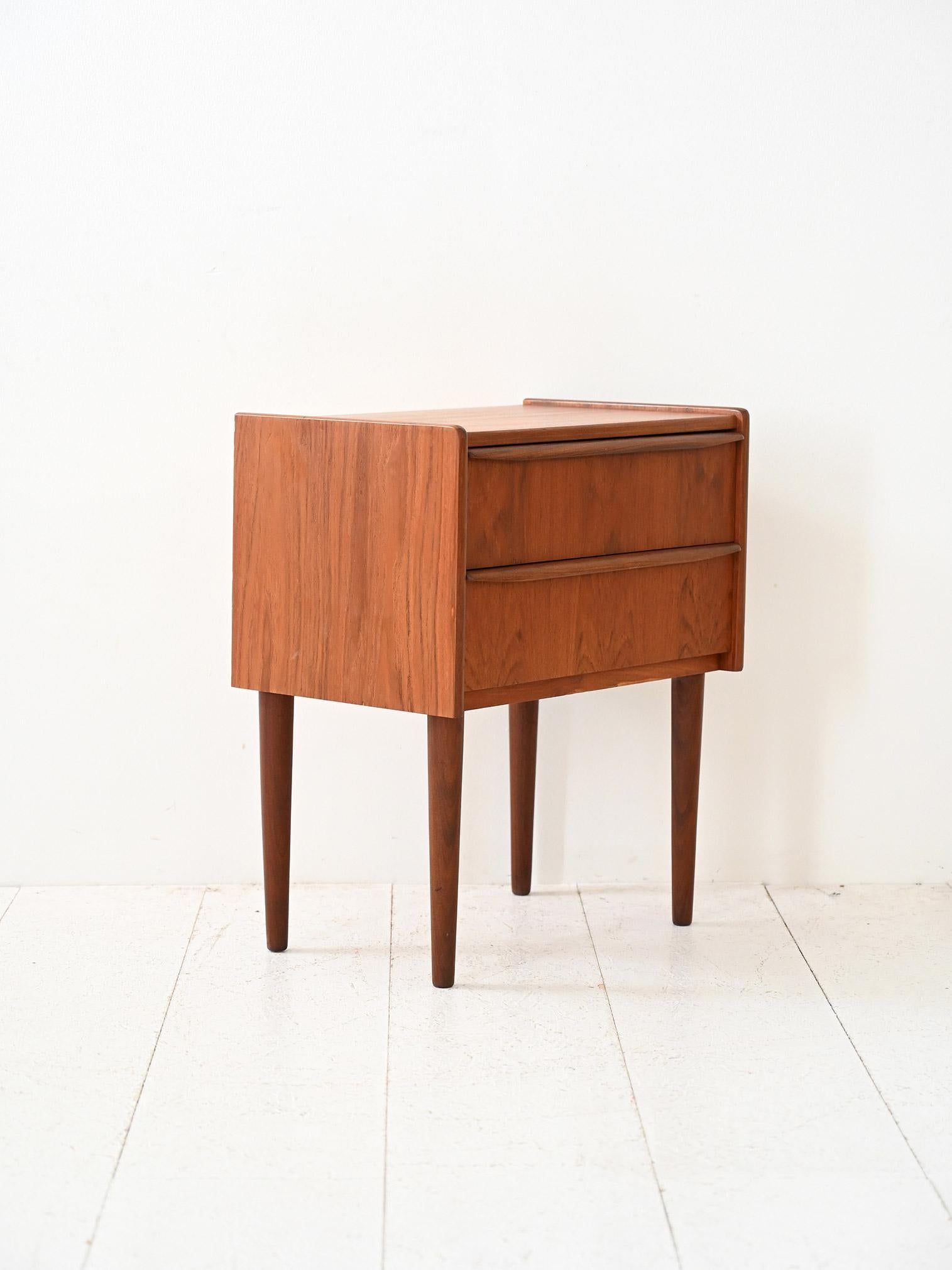 Scandinave moderne Table de chevet vintage danoise en teck des années 1960 en vente