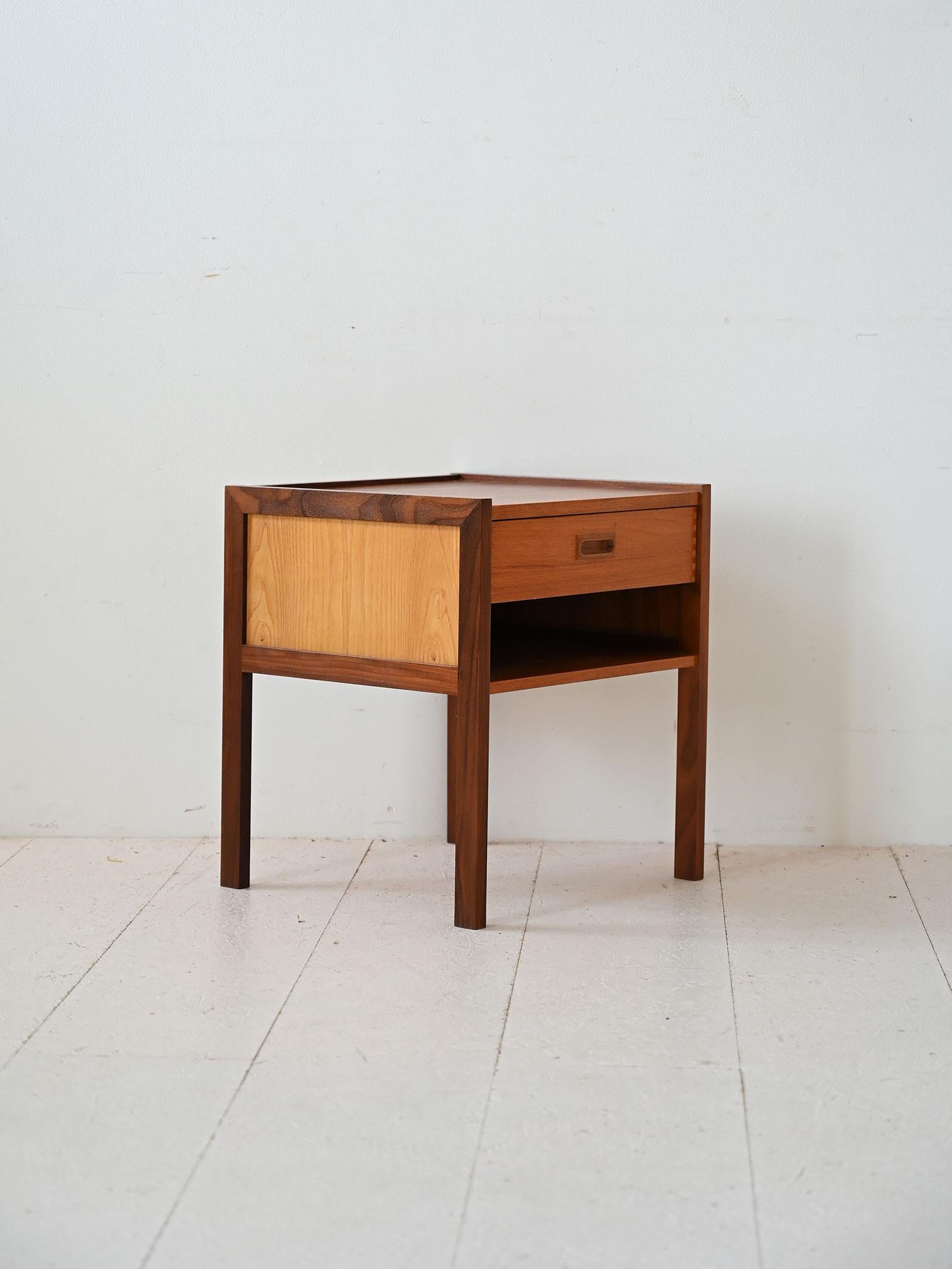 Scandinavo moderno Comodino di modernariato svedese in vendita