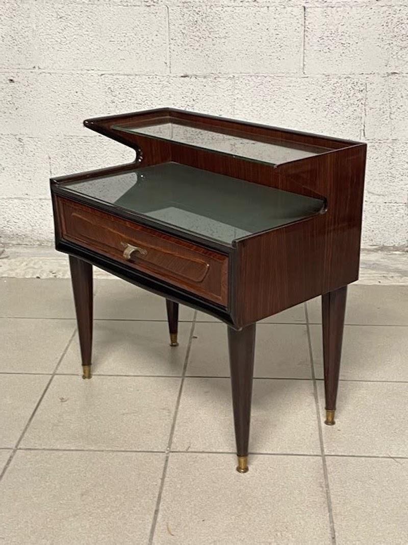 Comodino anni '50 in legno pregiato e vetro in vendita 3