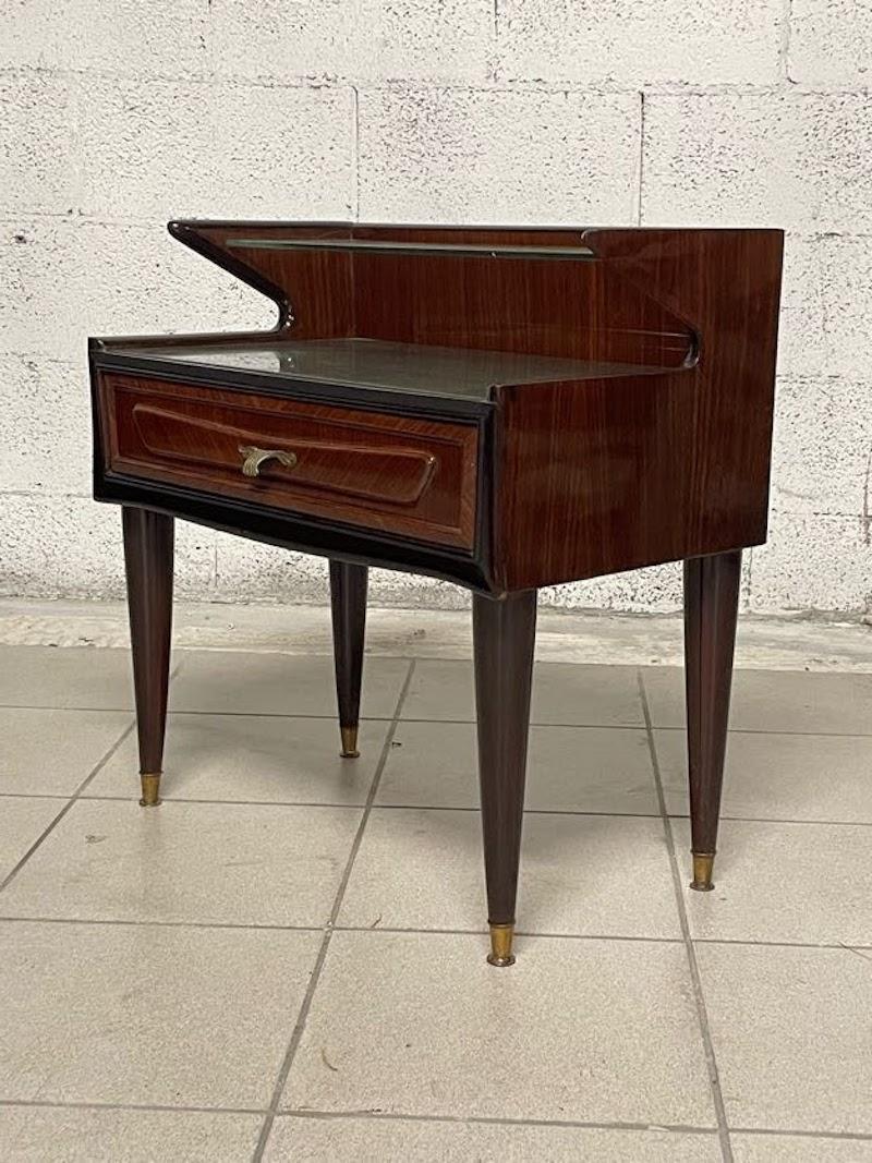Comodino anni '50 in legno pregiato e vetro in vendita 4