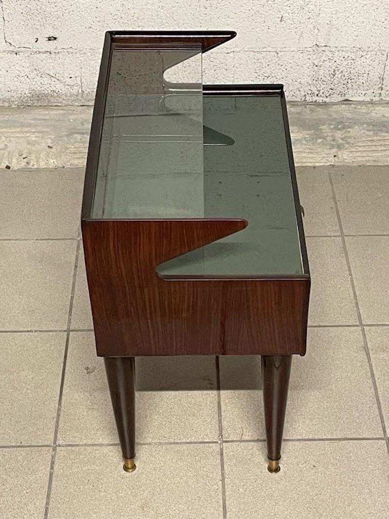 Comodino anni '50 in legno pregiato e vetro in vendita 5