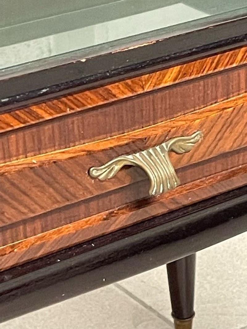 Comodino anni '50 in legno pregiato e vetro in vendita 7