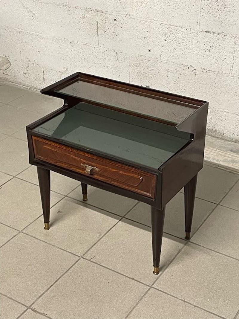 Comodino anni '50 in legno pregiato e vetro in vendita 10