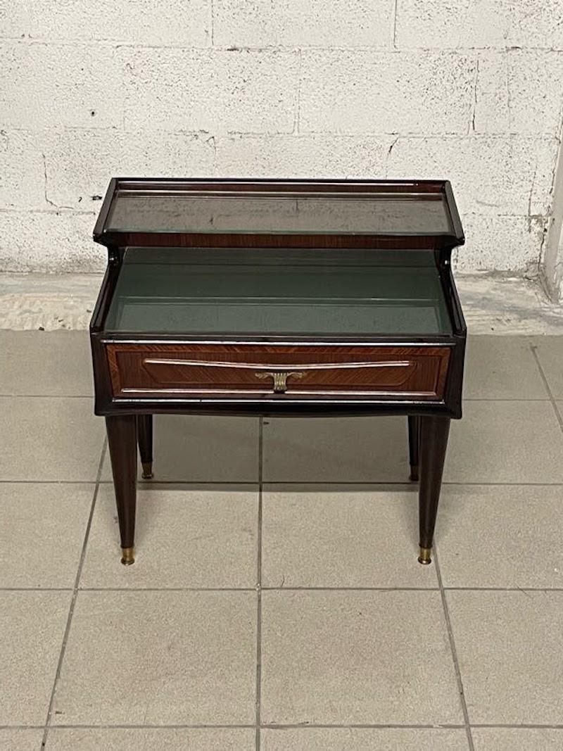 Comodino anni '50 in legno pregiato e vetro in vendita 11