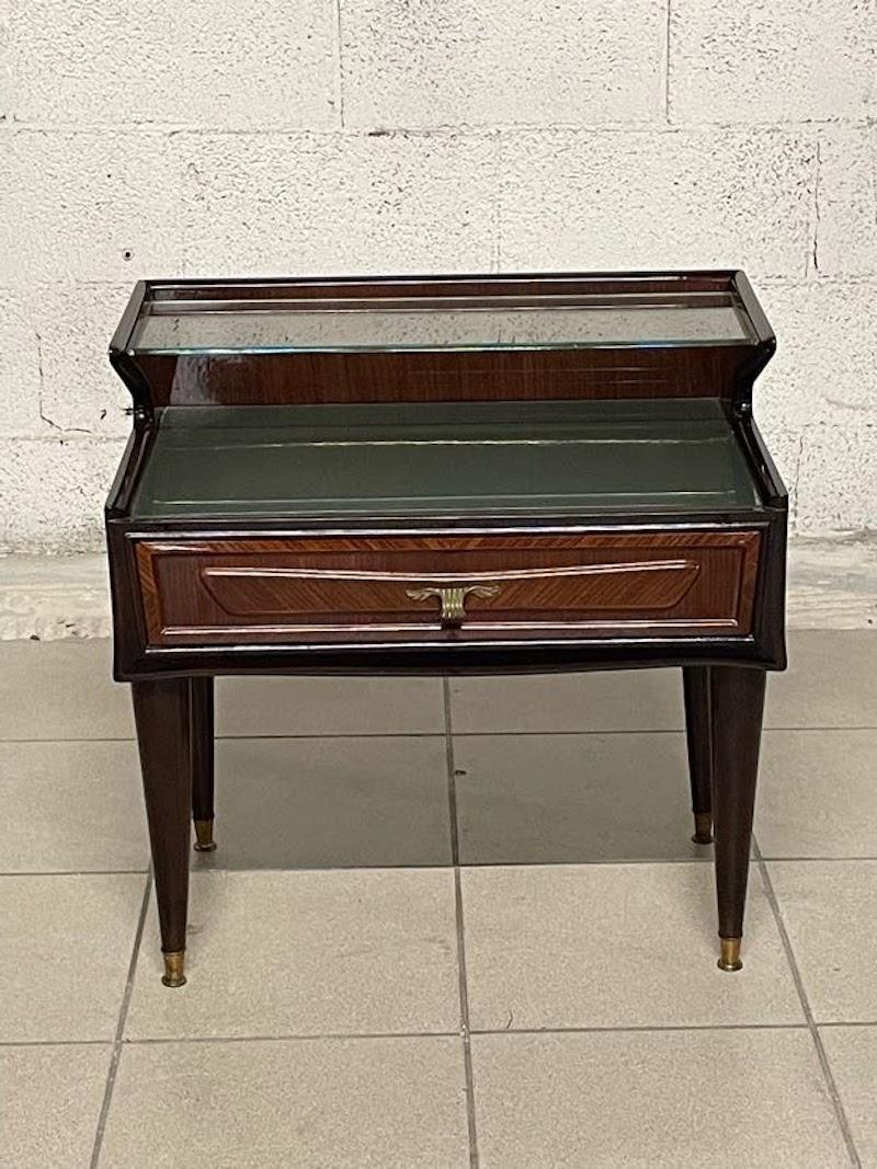 Mid-Century moderno Comodino anni '50 in legno pregiato e vetro in vendita