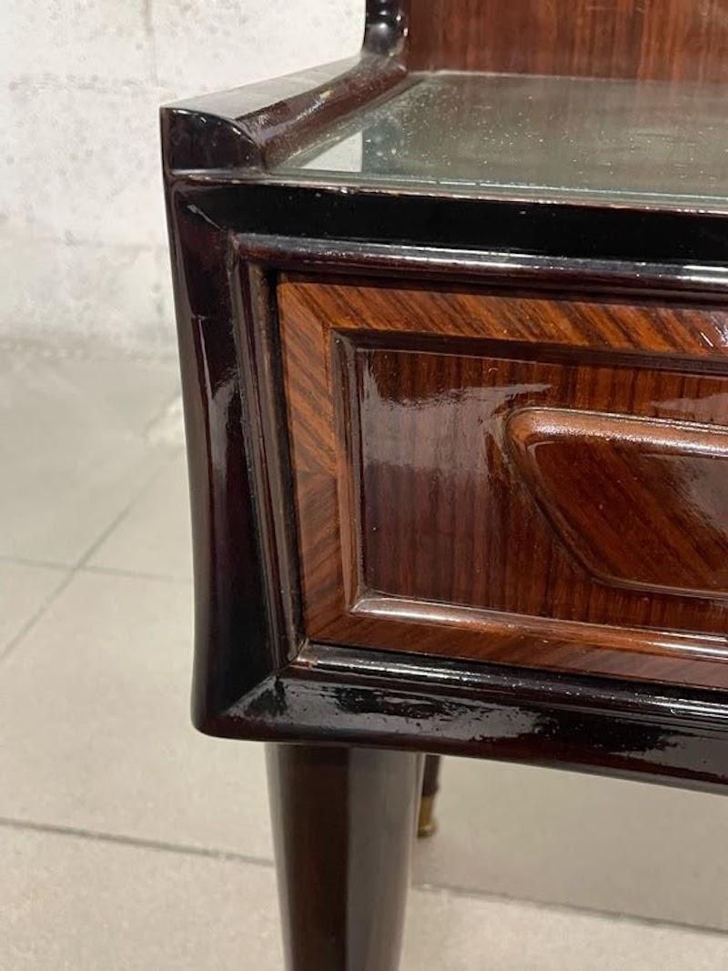 Italian Comodino anni '50 in legno pregiato e vetro in vendita