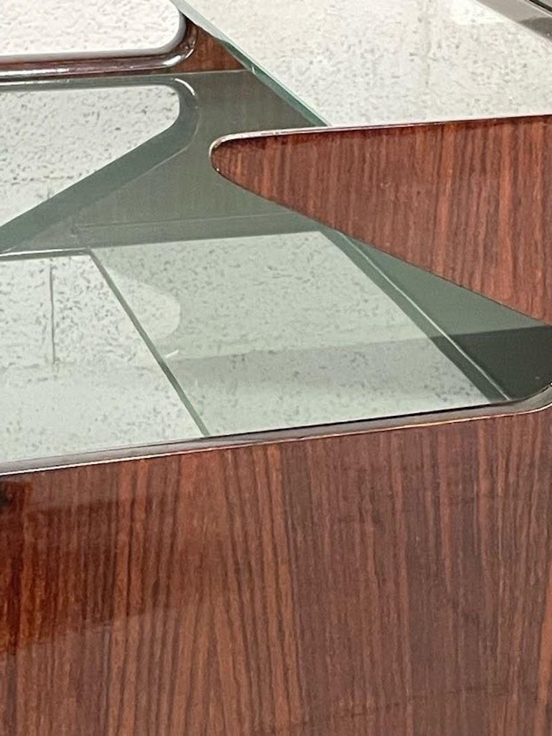 Mid-20th Century Comodino anni '50 in legno pregiato e vetro in vendita