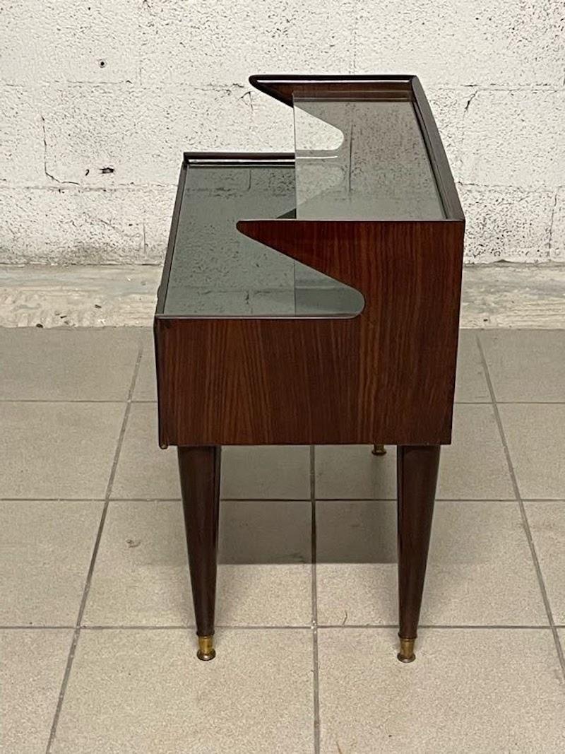 Comodino anni '50 in legno pregiato e vetro in vendita 1