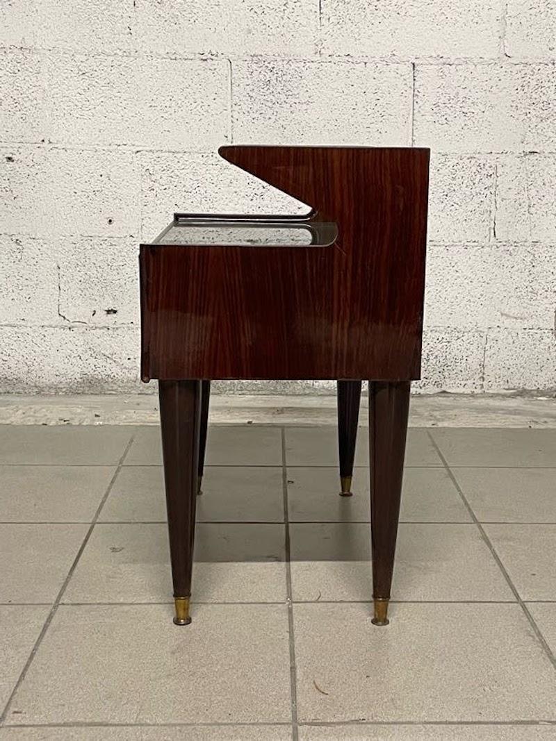Comodino anni '50 in legno pregiato e vetro in vendita 2