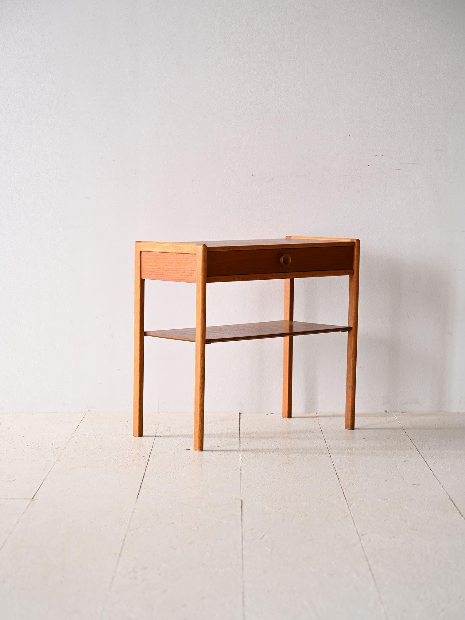 Scandinave moderne Table de chevet en teck et chêne avec tiroir en vente