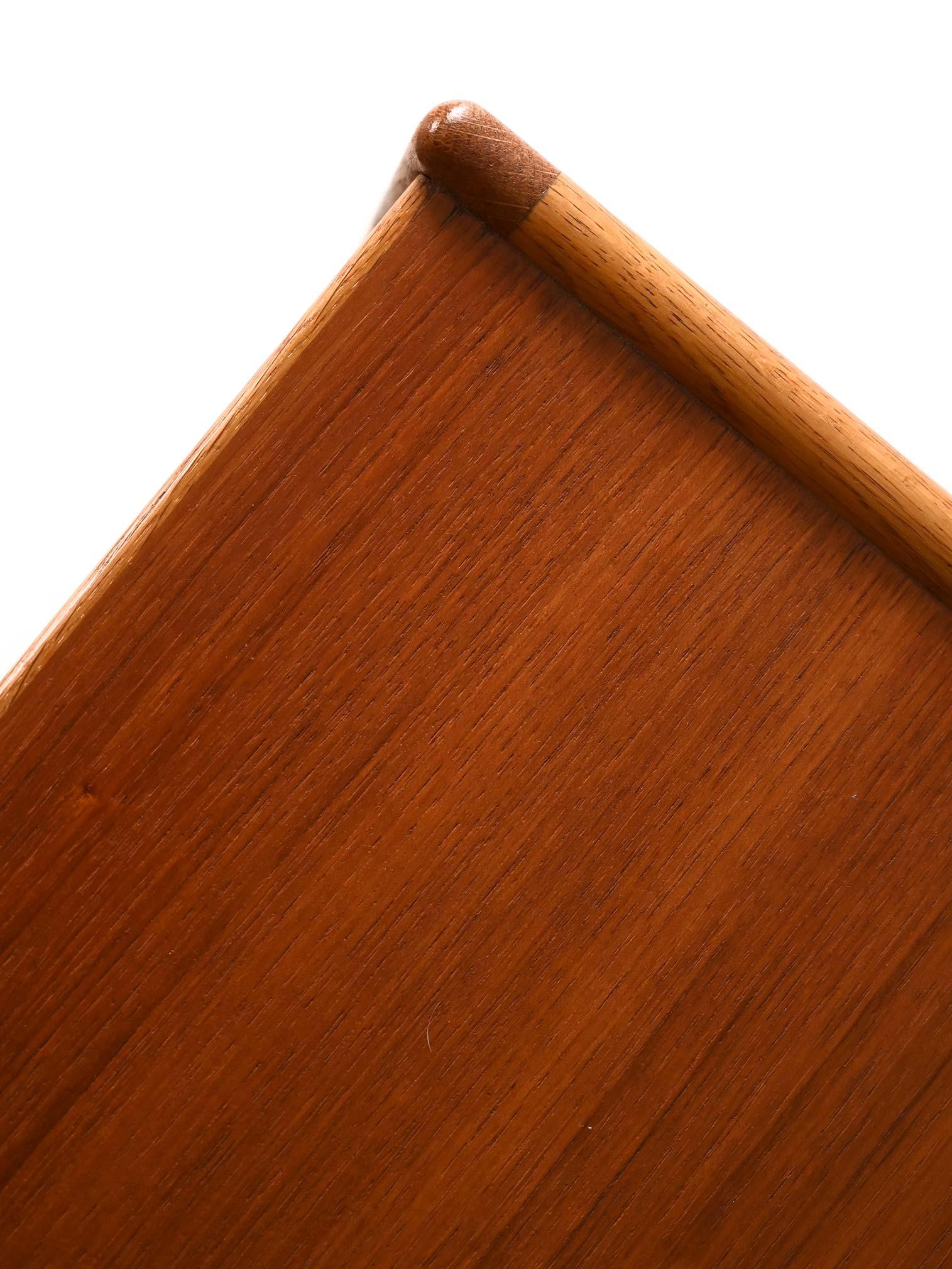 Table de chevet en teck et chêne avec tiroir Bon état - En vente à Brescia, IT