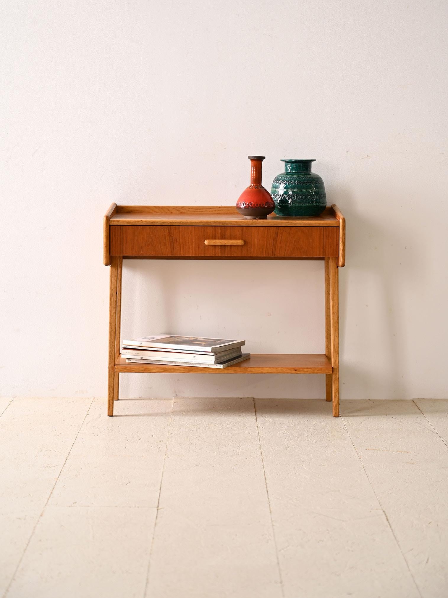 Original vintage Scandinavian nightstand with drawer. Rediscover the timeless charm of the 1960s with this charming vintage piece, which combines elegance and practicality flawlessly. Featuring the skillful use of two fine woods: teak and oak. The