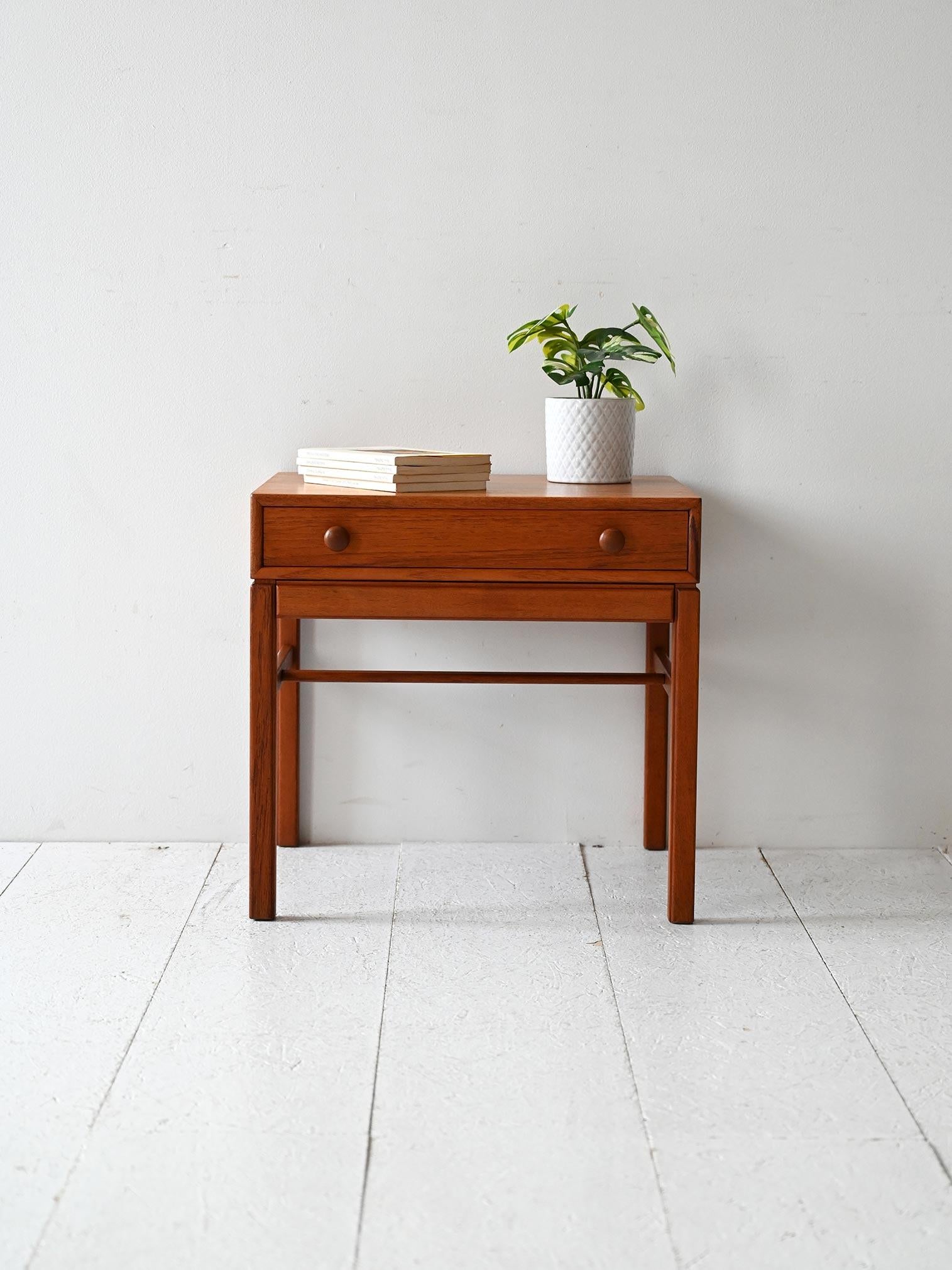 Mesilla de noche de teca de los años 60 con cajón y tiradores redondos. Marca original de Tingströms grabada en madera.

Mesilla de noche escandinava modelo 'Casino' diseñada por Engström & Myrstrand para Tingströms, fabricada en teca en la década
