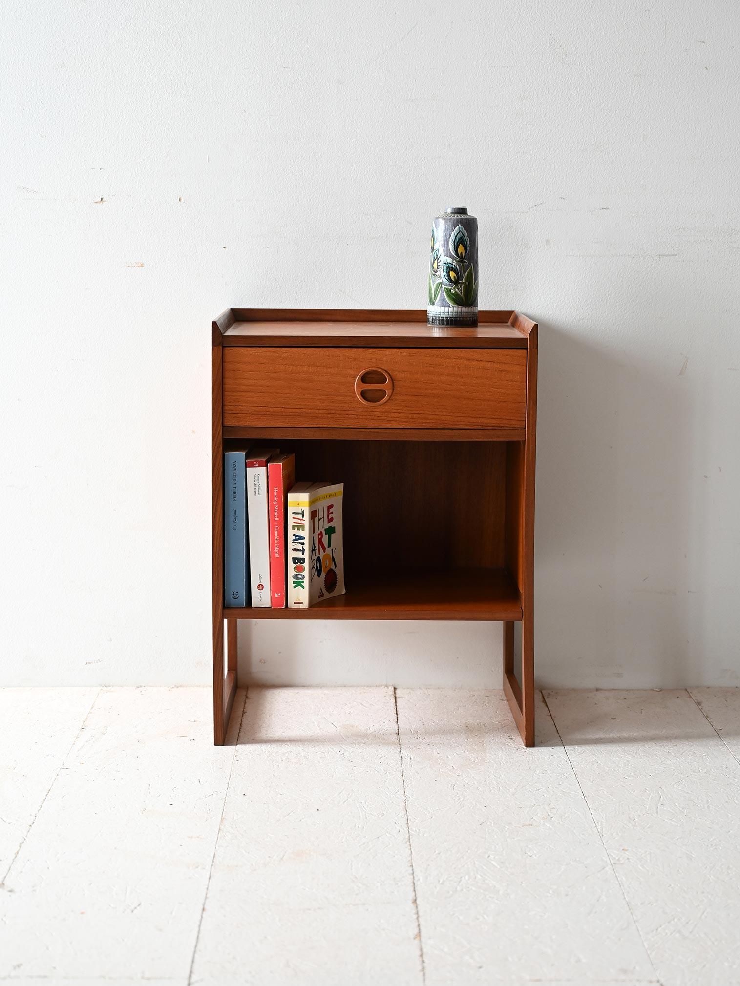 Design danois des années 1960 pour IKEA, avec tiroir sculpté et structure géométrique.

Table de chevet 