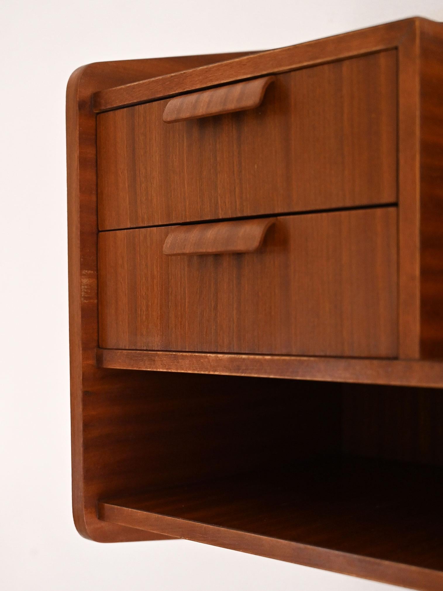 Skandinavischer 1960er Mahagoni-Hängenachttisch mit Schubladen im Zustand „Gut“ im Angebot in Brescia, IT