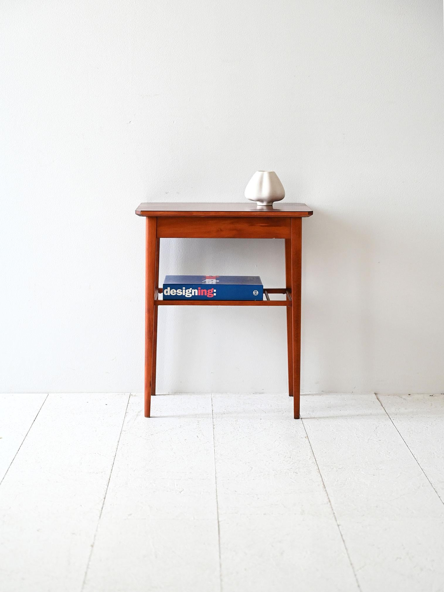 Comodino vintage anni ’50 in teak con struttura sottile, piano rettangolare e mensola bassa a listelli.

Comodino originale scandinavo anni ’50 in teak, dalle linee snelle e ben proporzionate. Il ripiano superiore ha bordi stondati, mentre sotto si