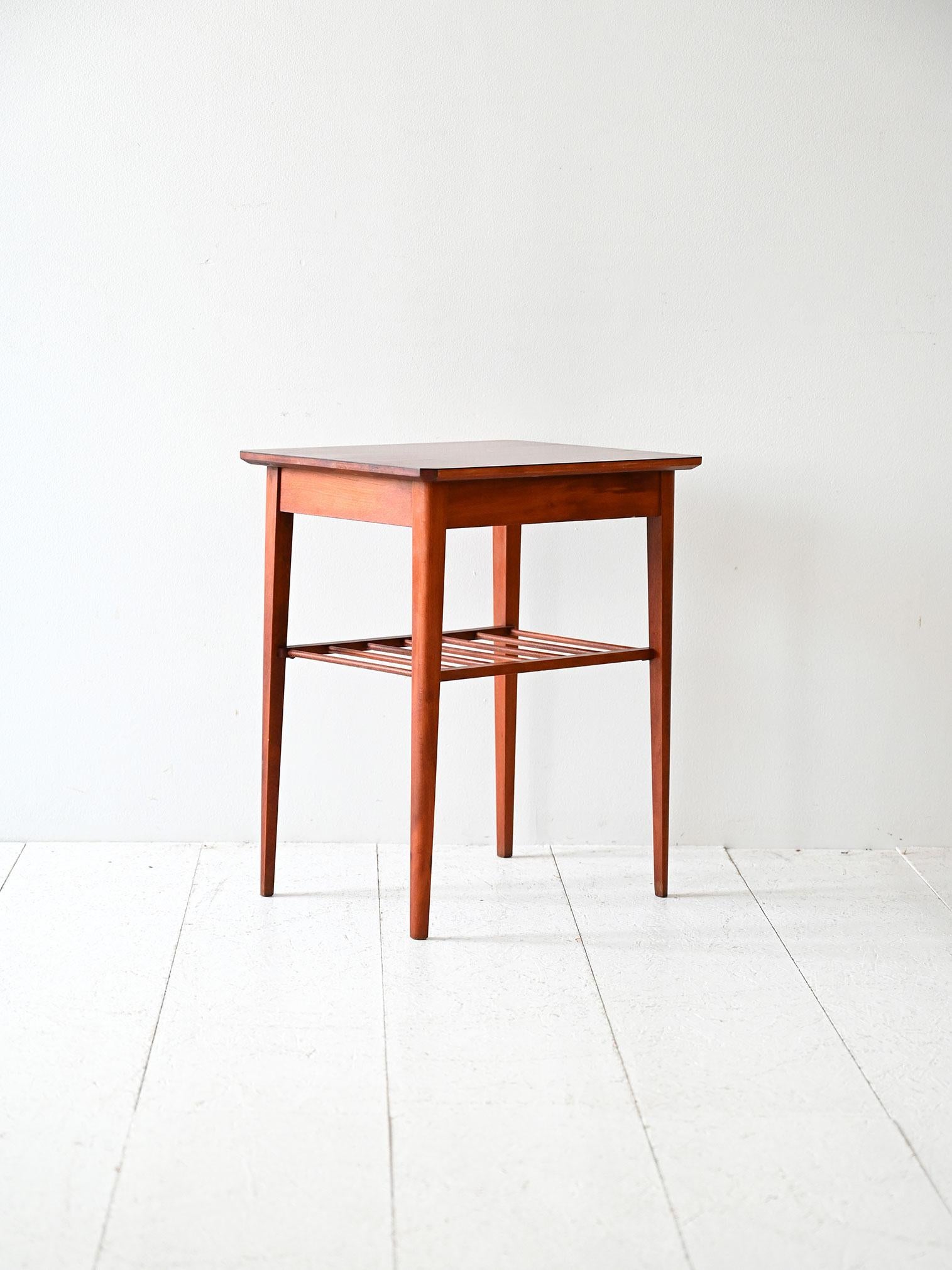 Scandinave moderne Comodino scandinavo anni ’50 con mensola en vente